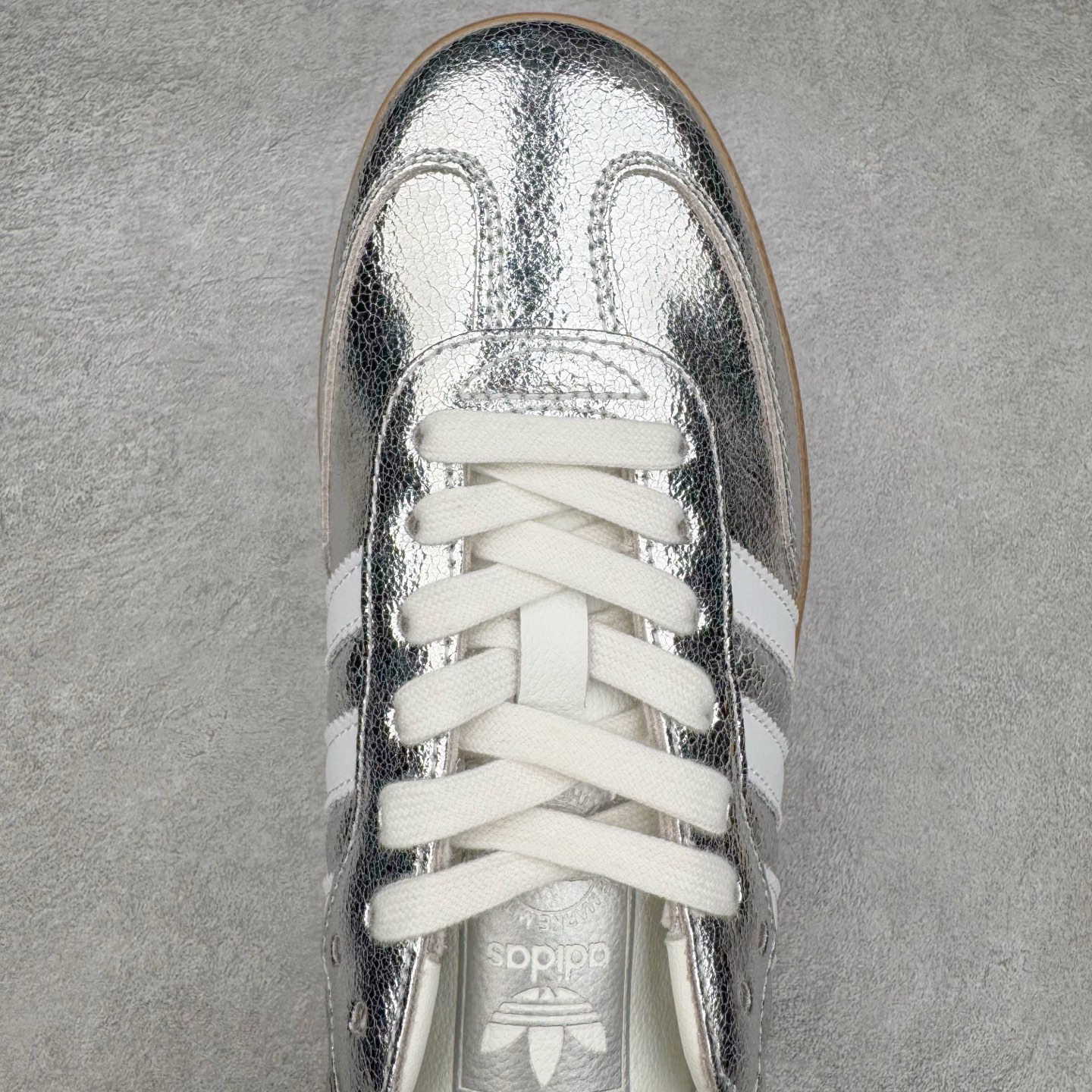 图片[4]-＃S2纯原 AD Original Samba OG 复古经典轻便板鞋 JR0035 市场最高版本 正确烫金高频细节 原装纳米超迁+原装头层皮料 独家私模橡胶大底 原盒原配 这款桑巴鞋展示了高质量的工艺 带有装饰的超锁缝制和无缝的手感 柔软、柔软的皮革造型和标志性的3条纹完成了精致的外观 正规合身鞋带 鞋面上有绒面鞋垫 橡胶鞋底 享受正畸套筒软感 自50年代首次亮相以来就一直在赢得粉丝的青睐 尺码：36 36.5 37.5 38 38.5 39 40 40.5 41 42 42.5 43 44 44.5 45-选品中心