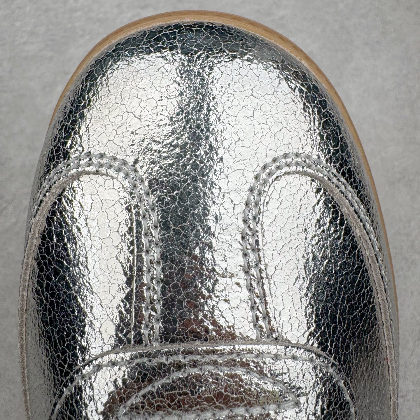 图片[10]-＃S2纯原 AD Original Samba OG 复古经典轻便板鞋 JR0035 市场最高版本 正确烫金高频细节 原装纳米超迁+原装头层皮料 独家私模橡胶大底 原盒原配 这款桑巴鞋展示了高质量的工艺 带有装饰的超锁缝制和无缝的手感 柔软、柔软的皮革造型和标志性的3条纹完成了精致的外观 正规合身鞋带 鞋面上有绒面鞋垫 橡胶鞋底 享受正畸套筒软感 自50年代首次亮相以来就一直在赢得粉丝的青睐 尺码：36 36.5 37.5 38 38.5 39 40 40.5 41 42 42.5 43 44 44.5 45-选品中心