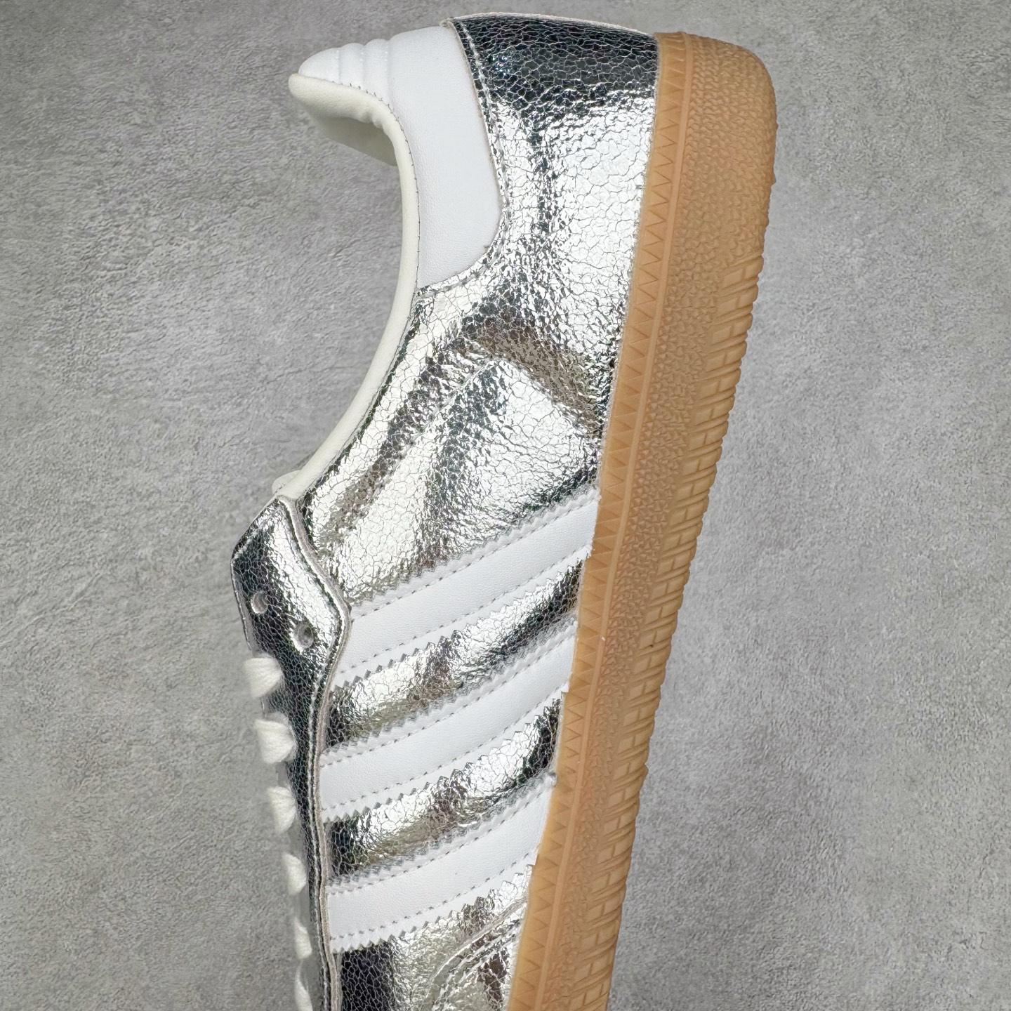 图片[7]-＃S2纯原 AD Original Samba OG 复古经典轻便板鞋 JR0035 市场最高版本 正确烫金高频细节 原装纳米超迁+原装头层皮料 独家私模橡胶大底 原盒原配 这款桑巴鞋展示了高质量的工艺 带有装饰的超锁缝制和无缝的手感 柔软、柔软的皮革造型和标志性的3条纹完成了精致的外观 正规合身鞋带 鞋面上有绒面鞋垫 橡胶鞋底 享受正畸套筒软感 自50年代首次亮相以来就一直在赢得粉丝的青睐 尺码：36 36.5 37.5 38 38.5 39 40 40.5 41 42 42.5 43 44 44.5 45-选品中心