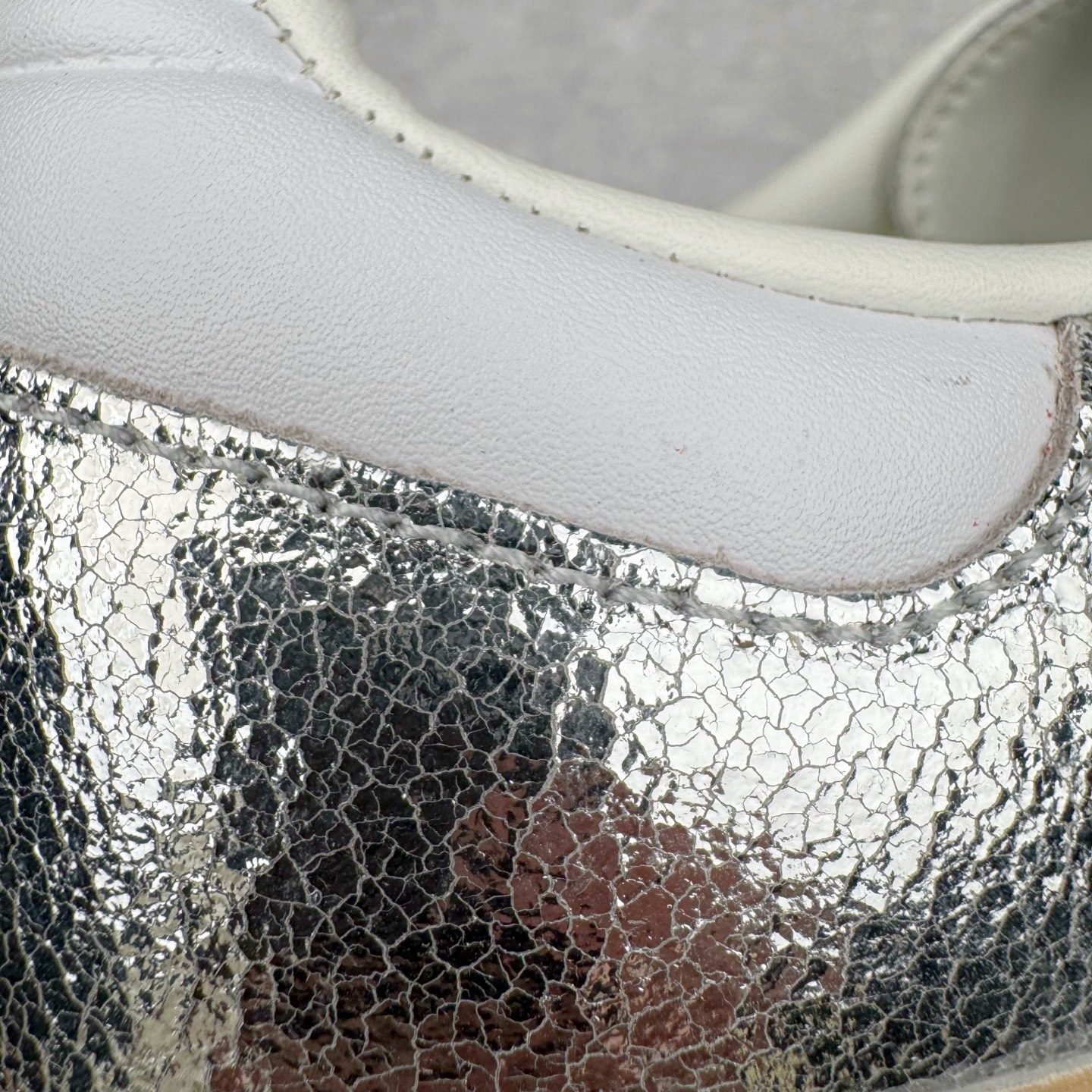 图片[13]-＃S2纯原 AD Original Samba OG 复古经典轻便板鞋 JR0035 市场最高版本 正确烫金高频细节 原装纳米超迁+原装头层皮料 独家私模橡胶大底 原盒原配 这款桑巴鞋展示了高质量的工艺 带有装饰的超锁缝制和无缝的手感 柔软、柔软的皮革造型和标志性的3条纹完成了精致的外观 正规合身鞋带 鞋面上有绒面鞋垫 橡胶鞋底 享受正畸套筒软感 自50年代首次亮相以来就一直在赢得粉丝的青睐 尺码：36 36.5 37.5 38 38.5 39 40 40.5 41 42 42.5 43 44 44.5 45-选品中心