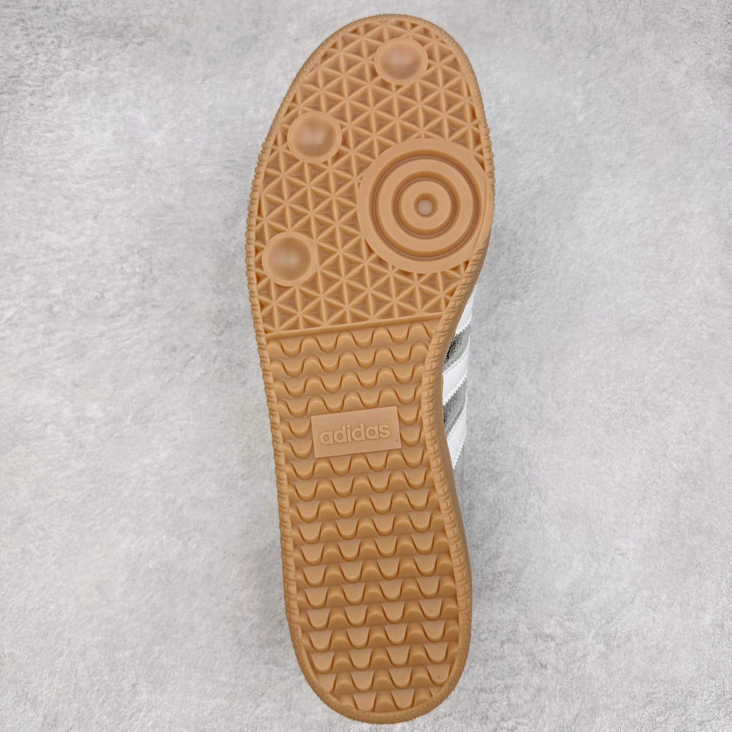 图片[9]-＃S2纯原 AD Original Samba OG 复古经典轻便板鞋 JR0035 市场最高版本 正确烫金高频细节 原装纳米超迁+原装头层皮料 独家私模橡胶大底 原盒原配 这款桑巴鞋展示了高质量的工艺 带有装饰的超锁缝制和无缝的手感 柔软、柔软的皮革造型和标志性的3条纹完成了精致的外观 正规合身鞋带 鞋面上有绒面鞋垫 橡胶鞋底 享受正畸套筒软感 自50年代首次亮相以来就一直在赢得粉丝的青睐 尺码：36 36.5 37.5 38 38.5 39 40 40.5 41 42 42.5 43 44 44.5 45-选品中心