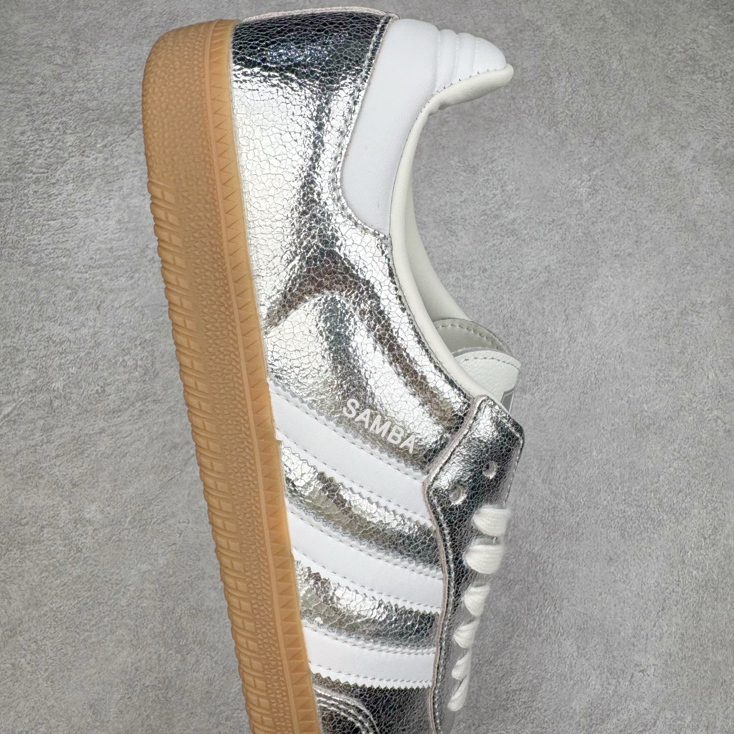 图片[6]-＃S2纯原 AD Original Samba OG 复古经典轻便板鞋 JR0035 市场最高版本 正确烫金高频细节 原装纳米超迁+原装头层皮料 独家私模橡胶大底 原盒原配 这款桑巴鞋展示了高质量的工艺 带有装饰的超锁缝制和无缝的手感 柔软、柔软的皮革造型和标志性的3条纹完成了精致的外观 正规合身鞋带 鞋面上有绒面鞋垫 橡胶鞋底 享受正畸套筒软感 自50年代首次亮相以来就一直在赢得粉丝的青睐 尺码：36 36.5 37.5 38 38.5 39 40 40.5 41 42 42.5 43 44 44.5 45-选品中心