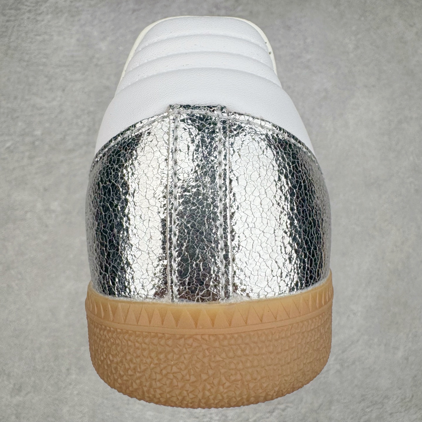 图片[8]-＃S2纯原 AD Original Samba OG 复古经典轻便板鞋 JR0035 市场最高版本 正确烫金高频细节 原装纳米超迁+原装头层皮料 独家私模橡胶大底 原盒原配 这款桑巴鞋展示了高质量的工艺 带有装饰的超锁缝制和无缝的手感 柔软、柔软的皮革造型和标志性的3条纹完成了精致的外观 正规合身鞋带 鞋面上有绒面鞋垫 橡胶鞋底 享受正畸套筒软感 自50年代首次亮相以来就一直在赢得粉丝的青睐 尺码：36 36.5 37.5 38 38.5 39 40 40.5 41 42 42.5 43 44 44.5 45-选品中心