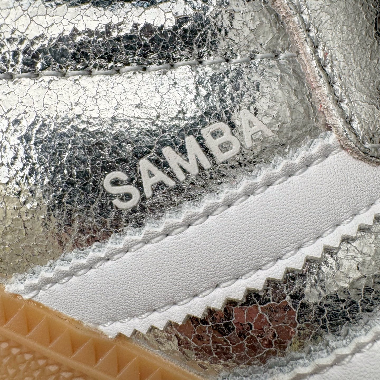 图片[16]-＃S2纯原 AD Original Samba OG 复古经典轻便板鞋 JR0035 市场最高版本 正确烫金高频细节 原装纳米超迁+原装头层皮料 独家私模橡胶大底 原盒原配 这款桑巴鞋展示了高质量的工艺 带有装饰的超锁缝制和无缝的手感 柔软、柔软的皮革造型和标志性的3条纹完成了精致的外观 正规合身鞋带 鞋面上有绒面鞋垫 橡胶鞋底 享受正畸套筒软感 自50年代首次亮相以来就一直在赢得粉丝的青睐 尺码：36 36.5 37.5 38 38.5 39 40 40.5 41 42 42.5 43 44 44.5 45-选品中心