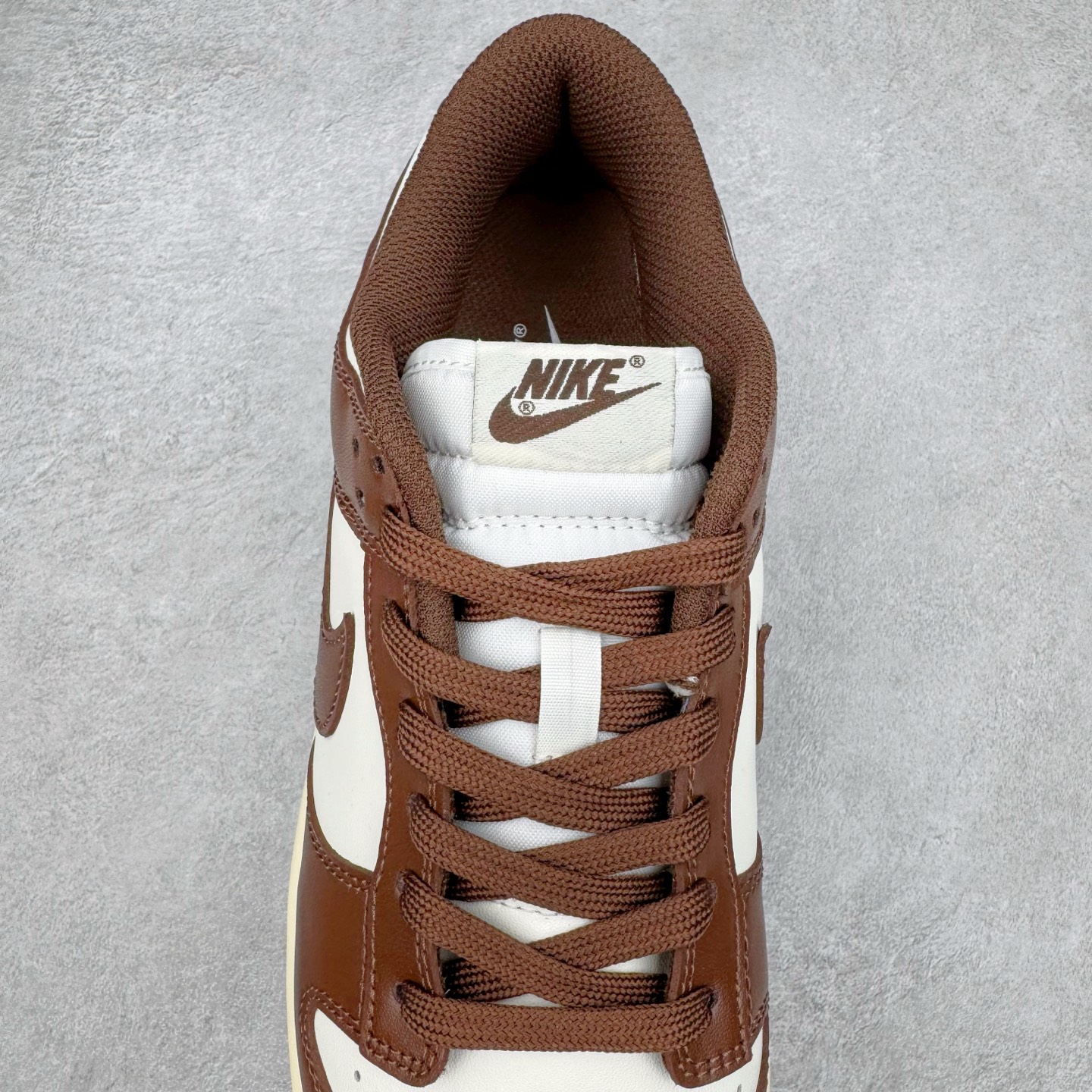 图片[5]-＃YC纯原 NK Dunk Low 摩卡巧克力 DD1503-124 实力大厂出品 新配色陆续开发 利润个位数只为口碑 全套原纸板楦头开发 确保原汁原味 完美呈现DUNK版型 一比一鞋头弧度高度鞋身弧度 此版本只针对中端市场 皮料材质有所更替 其他数据细节工艺流程均保持一致 绝不口嗨 细节品控鞋型随意对比 独家私模官方第六代原厂航空铝磨具打磨大底 鞋头坡度极致还原 无解鞋型 原盒原配 圈内天花板工艺 原厂玻璃冲刀 超高清洁度 全鞋零毛边皮料切割 原厂中底布点胶 中底布拉帮走线遵循公司 尺码：36 36.5 37.5 38 38.5 39 40 40.5 41 42 42.5 43 44 44.5 45 46-选品中心