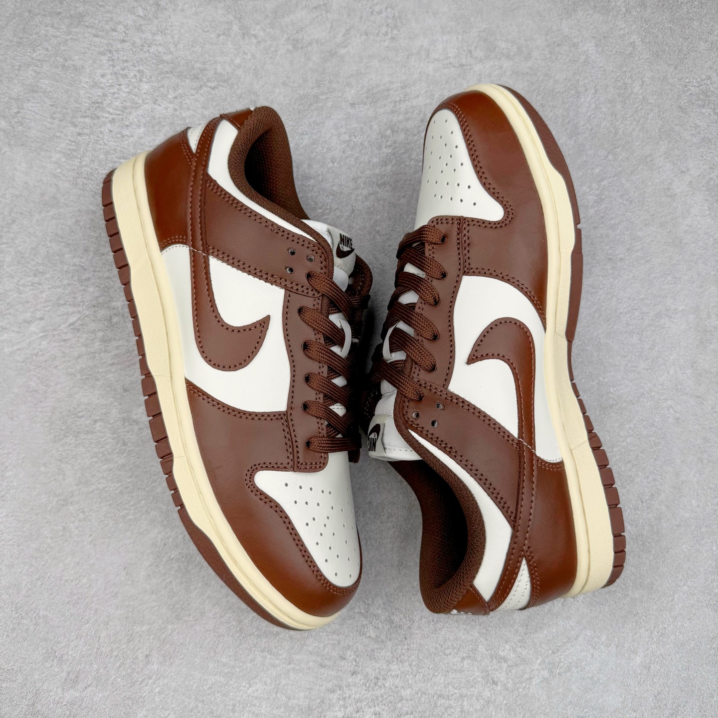 图片[3]-＃YC纯原 NK Dunk Low 摩卡巧克力 DD1503-124 实力大厂出品 新配色陆续开发 利润个位数只为口碑 全套原纸板楦头开发 确保原汁原味 完美呈现DUNK版型 一比一鞋头弧度高度鞋身弧度 此版本只针对中端市场 皮料材质有所更替 其他数据细节工艺流程均保持一致 绝不口嗨 细节品控鞋型随意对比 独家私模官方第六代原厂航空铝磨具打磨大底 鞋头坡度极致还原 无解鞋型 原盒原配 圈内天花板工艺 原厂玻璃冲刀 超高清洁度 全鞋零毛边皮料切割 原厂中底布点胶 中底布拉帮走线遵循公司 尺码：36 36.5 37.5 38 38.5 39 40 40.5 41 42 42.5 43 44 44.5 45 46-选品中心