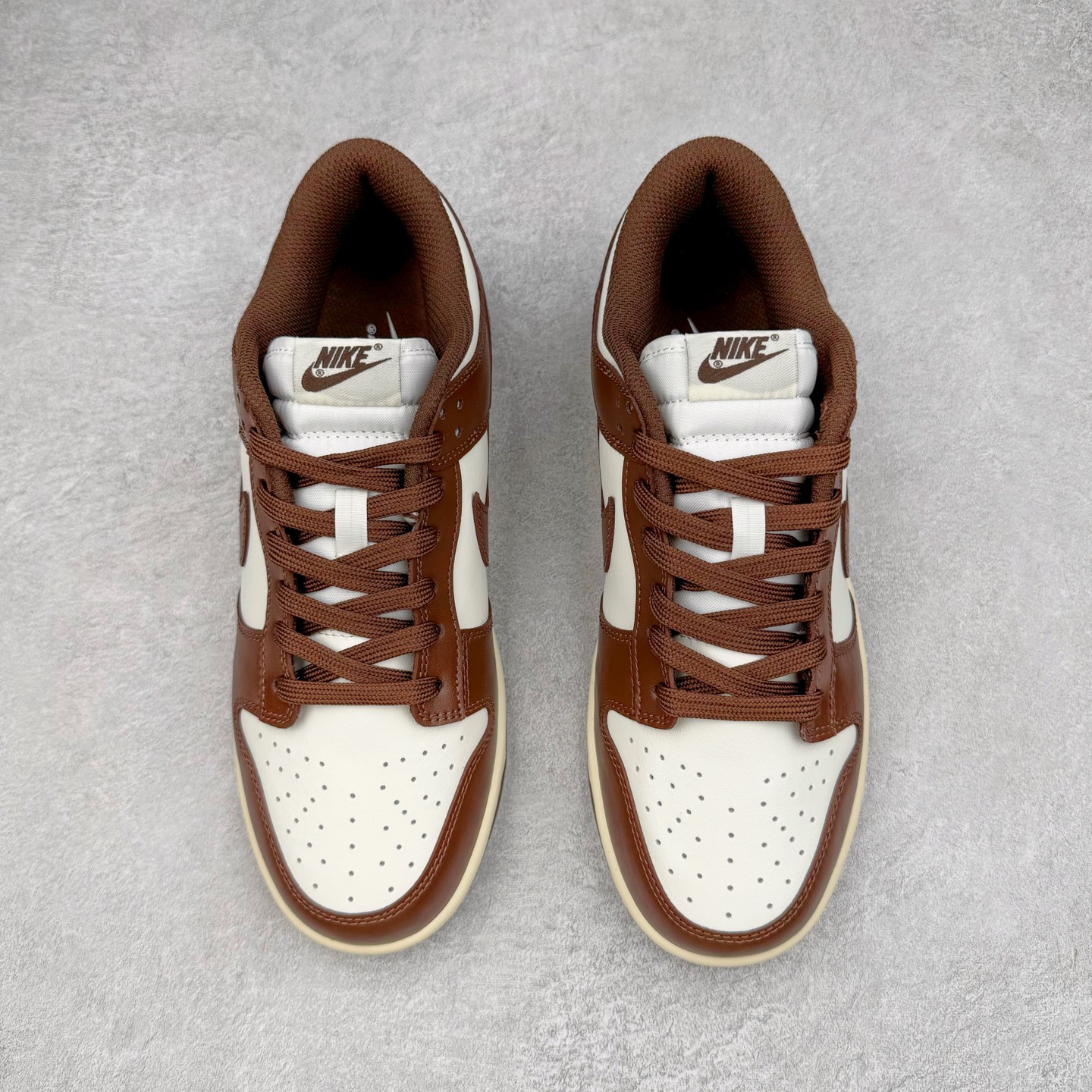 图片[2]-＃YC纯原 NK Dunk Low 摩卡巧克力 DD1503-124 实力大厂出品 新配色陆续开发 利润个位数只为口碑 全套原纸板楦头开发 确保原汁原味 完美呈现DUNK版型 一比一鞋头弧度高度鞋身弧度 此版本只针对中端市场 皮料材质有所更替 其他数据细节工艺流程均保持一致 绝不口嗨 细节品控鞋型随意对比 独家私模官方第六代原厂航空铝磨具打磨大底 鞋头坡度极致还原 无解鞋型 原盒原配 圈内天花板工艺 原厂玻璃冲刀 超高清洁度 全鞋零毛边皮料切割 原厂中底布点胶 中底布拉帮走线遵循公司 尺码：36 36.5 37.5 38 38.5 39 40 40.5 41 42 42.5 43 44 44.5 45 46-选品中心