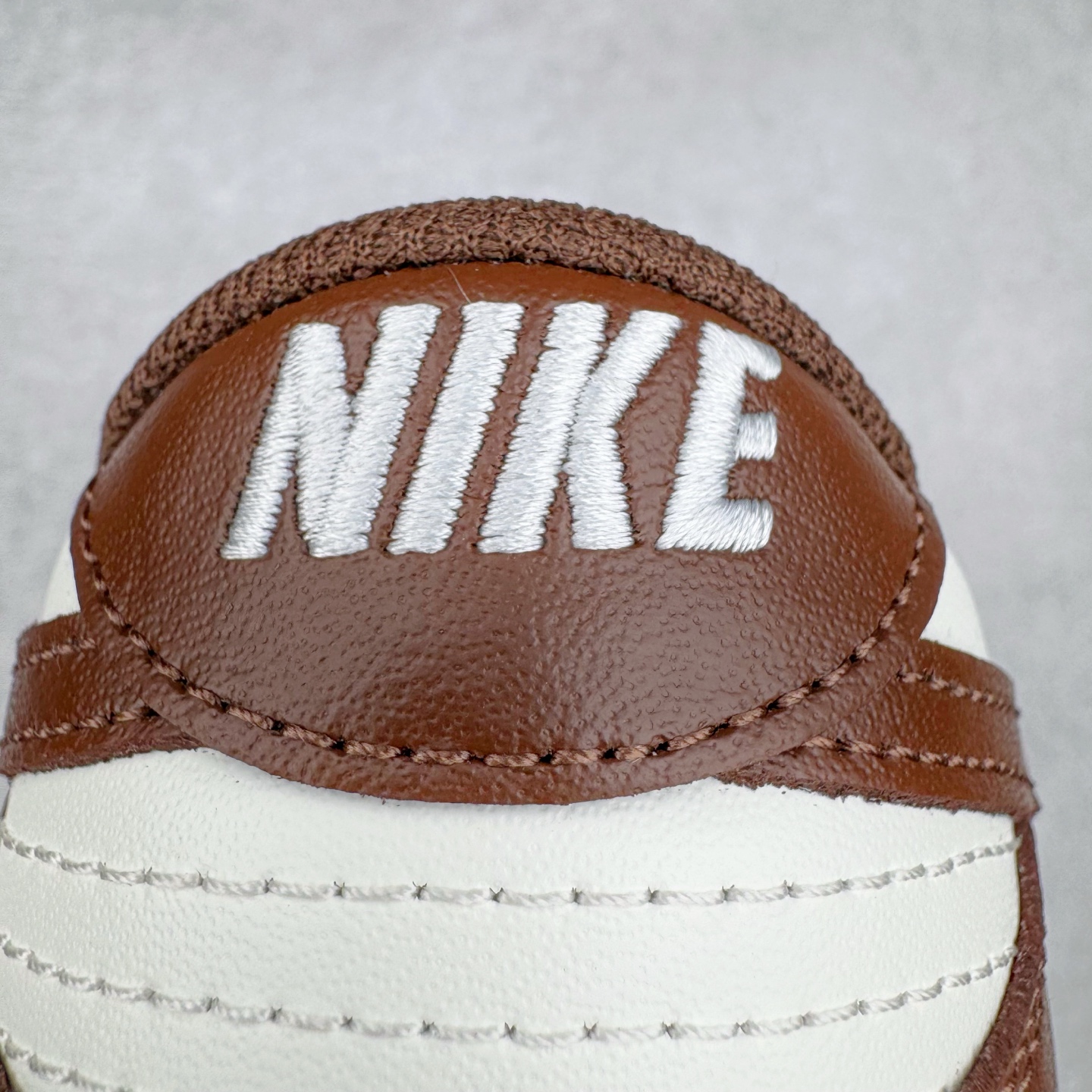 图片[10]-＃YC纯原 NK Dunk Low 摩卡巧克力 DD1503-124 实力大厂出品 新配色陆续开发 利润个位数只为口碑 全套原纸板楦头开发 确保原汁原味 完美呈现DUNK版型 一比一鞋头弧度高度鞋身弧度 此版本只针对中端市场 皮料材质有所更替 其他数据细节工艺流程均保持一致 绝不口嗨 细节品控鞋型随意对比 独家私模官方第六代原厂航空铝磨具打磨大底 鞋头坡度极致还原 无解鞋型 原盒原配 圈内天花板工艺 原厂玻璃冲刀 超高清洁度 全鞋零毛边皮料切割 原厂中底布点胶 中底布拉帮走线遵循公司 尺码：36 36.5 37.5 38 38.5 39 40 40.5 41 42 42.5 43 44 44.5 45 46-选品中心