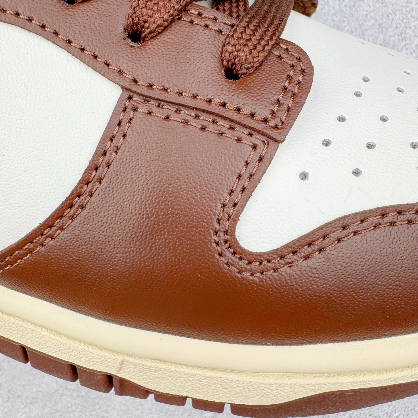 图片[13]-＃YC纯原 NK Dunk Low 摩卡巧克力 DD1503-124 实力大厂出品 新配色陆续开发 利润个位数只为口碑 全套原纸板楦头开发 确保原汁原味 完美呈现DUNK版型 一比一鞋头弧度高度鞋身弧度 此版本只针对中端市场 皮料材质有所更替 其他数据细节工艺流程均保持一致 绝不口嗨 细节品控鞋型随意对比 独家私模官方第六代原厂航空铝磨具打磨大底 鞋头坡度极致还原 无解鞋型 原盒原配 圈内天花板工艺 原厂玻璃冲刀 超高清洁度 全鞋零毛边皮料切割 原厂中底布点胶 中底布拉帮走线遵循公司 尺码：36 36.5 37.5 38 38.5 39 40 40.5 41 42 42.5 43 44 44.5 45 46-选品中心