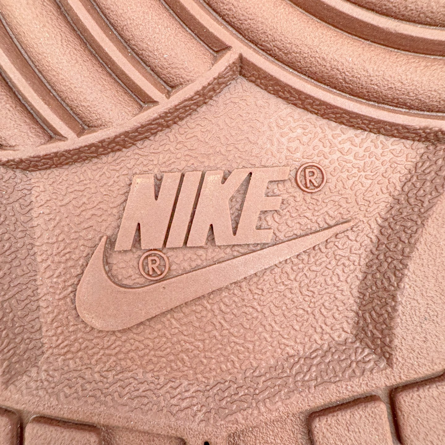 图片[11]-＃YC纯原 NK Dunk Low 摩卡巧克力 DD1503-124 实力大厂出品 新配色陆续开发 利润个位数只为口碑 全套原纸板楦头开发 确保原汁原味 完美呈现DUNK版型 一比一鞋头弧度高度鞋身弧度 此版本只针对中端市场 皮料材质有所更替 其他数据细节工艺流程均保持一致 绝不口嗨 细节品控鞋型随意对比 独家私模官方第六代原厂航空铝磨具打磨大底 鞋头坡度极致还原 无解鞋型 原盒原配 圈内天花板工艺 原厂玻璃冲刀 超高清洁度 全鞋零毛边皮料切割 原厂中底布点胶 中底布拉帮走线遵循公司 尺码：36 36.5 37.5 38 38.5 39 40 40.5 41 42 42.5 43 44 44.5 45 46-选品中心