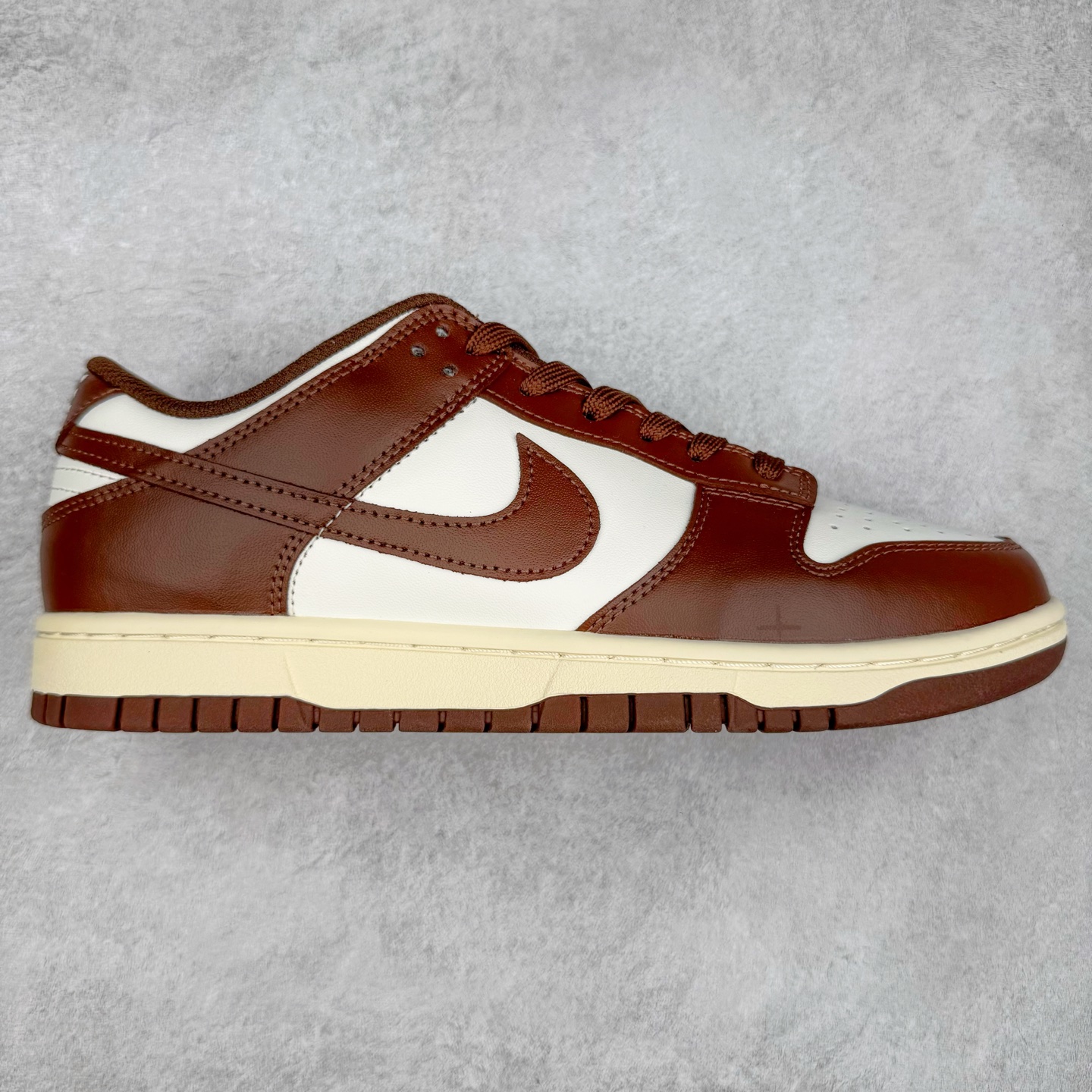 ＃YC纯原 NK Dunk Low 摩卡巧克力 DD1503-124 实力大厂出品 新配色陆续开发 利润个位数只为口碑 全套原纸板楦头开发 确保原汁原味 完美呈现DUNK版型 一比一鞋头弧度高度鞋身弧度 此版本只针对中端市场 皮料材质有所更替 其他数据细节工艺流程均保持一致 绝不口嗨 细节品控鞋型随意对比 独家私模官方第六代原厂航空铝磨具打磨大底 鞋头坡度极致还原 无解鞋型 原盒原配 圈内天花板工艺 原厂玻璃冲刀 超高清洁度 全鞋零毛边皮料切割 原厂中底布点胶 中底布拉帮走线遵循公司 尺码：36 36.5 37.5 38 38.5 39 40 40.5 41 42 42.5 43 44 44.5 45 46-选品中心