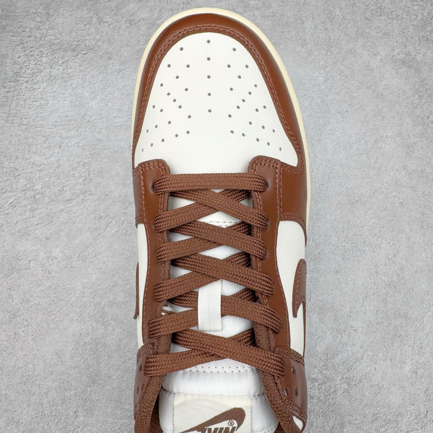 图片[4]-＃YC纯原 NK Dunk Low 摩卡巧克力 DD1503-124 实力大厂出品 新配色陆续开发 利润个位数只为口碑 全套原纸板楦头开发 确保原汁原味 完美呈现DUNK版型 一比一鞋头弧度高度鞋身弧度 此版本只针对中端市场 皮料材质有所更替 其他数据细节工艺流程均保持一致 绝不口嗨 细节品控鞋型随意对比 独家私模官方第六代原厂航空铝磨具打磨大底 鞋头坡度极致还原 无解鞋型 原盒原配 圈内天花板工艺 原厂玻璃冲刀 超高清洁度 全鞋零毛边皮料切割 原厂中底布点胶 中底布拉帮走线遵循公司 尺码：36 36.5 37.5 38 38.5 39 40 40.5 41 42 42.5 43 44 44.5 45 46-选品中心