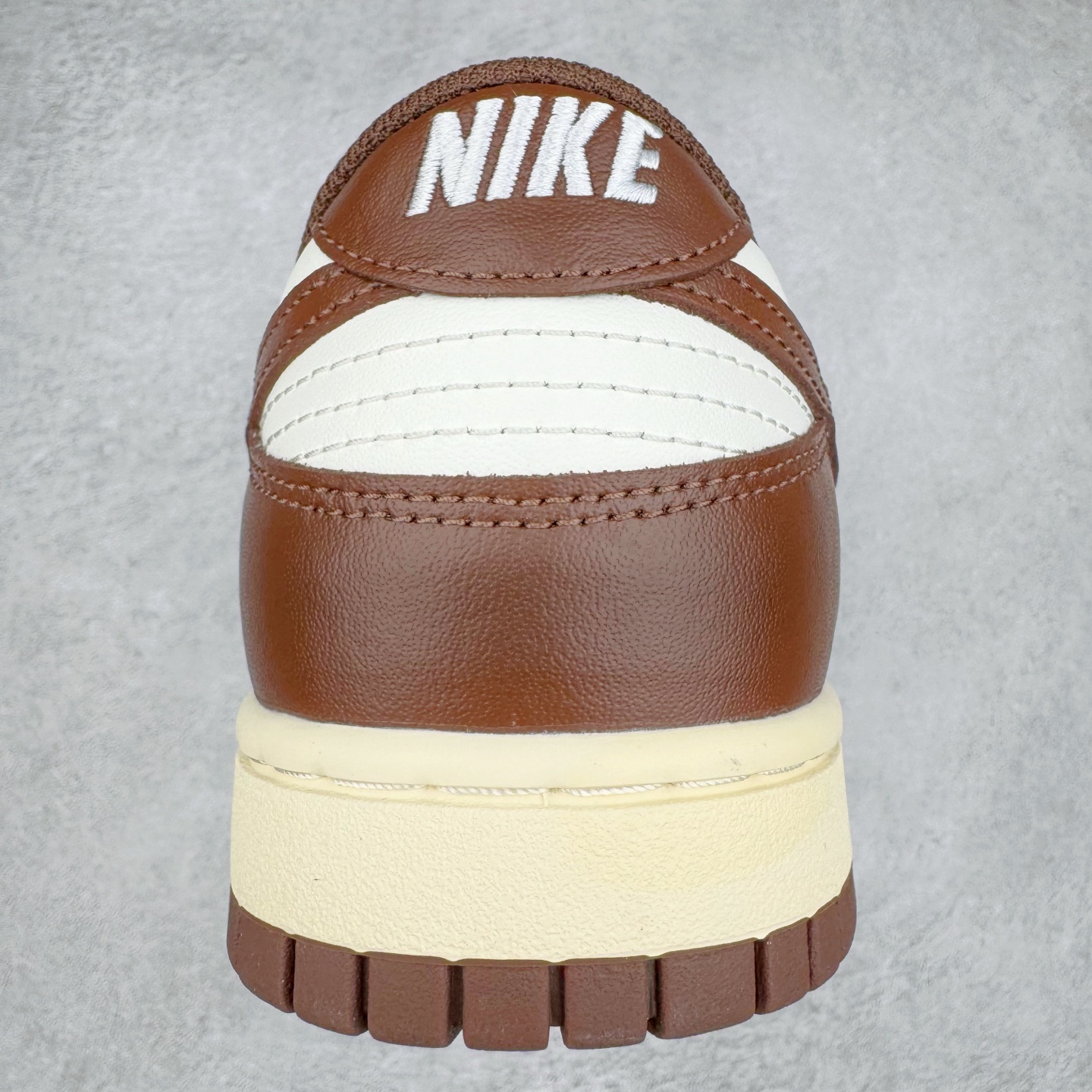 图片[8]-＃YC纯原 NK Dunk Low 摩卡巧克力 DD1503-124 实力大厂出品 新配色陆续开发 利润个位数只为口碑 全套原纸板楦头开发 确保原汁原味 完美呈现DUNK版型 一比一鞋头弧度高度鞋身弧度 此版本只针对中端市场 皮料材质有所更替 其他数据细节工艺流程均保持一致 绝不口嗨 细节品控鞋型随意对比 独家私模官方第六代原厂航空铝磨具打磨大底 鞋头坡度极致还原 无解鞋型 原盒原配 圈内天花板工艺 原厂玻璃冲刀 超高清洁度 全鞋零毛边皮料切割 原厂中底布点胶 中底布拉帮走线遵循公司 尺码：36 36.5 37.5 38 38.5 39 40 40.5 41 42 42.5 43 44 44.5 45 46-选品中心