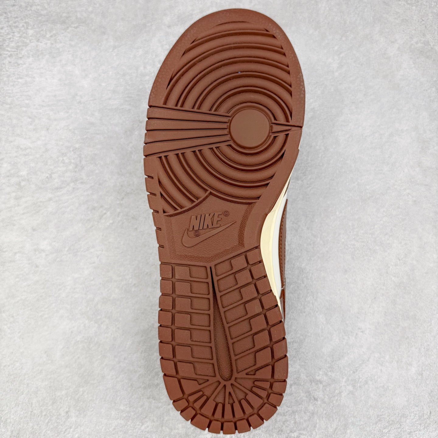 图片[9]-＃YC纯原 NK Dunk Low 摩卡巧克力 DD1503-124 实力大厂出品 新配色陆续开发 利润个位数只为口碑 全套原纸板楦头开发 确保原汁原味 完美呈现DUNK版型 一比一鞋头弧度高度鞋身弧度 此版本只针对中端市场 皮料材质有所更替 其他数据细节工艺流程均保持一致 绝不口嗨 细节品控鞋型随意对比 独家私模官方第六代原厂航空铝磨具打磨大底 鞋头坡度极致还原 无解鞋型 原盒原配 圈内天花板工艺 原厂玻璃冲刀 超高清洁度 全鞋零毛边皮料切割 原厂中底布点胶 中底布拉帮走线遵循公司 尺码：36 36.5 37.5 38 38.5 39 40 40.5 41 42 42.5 43 44 44.5 45 46-选品中心