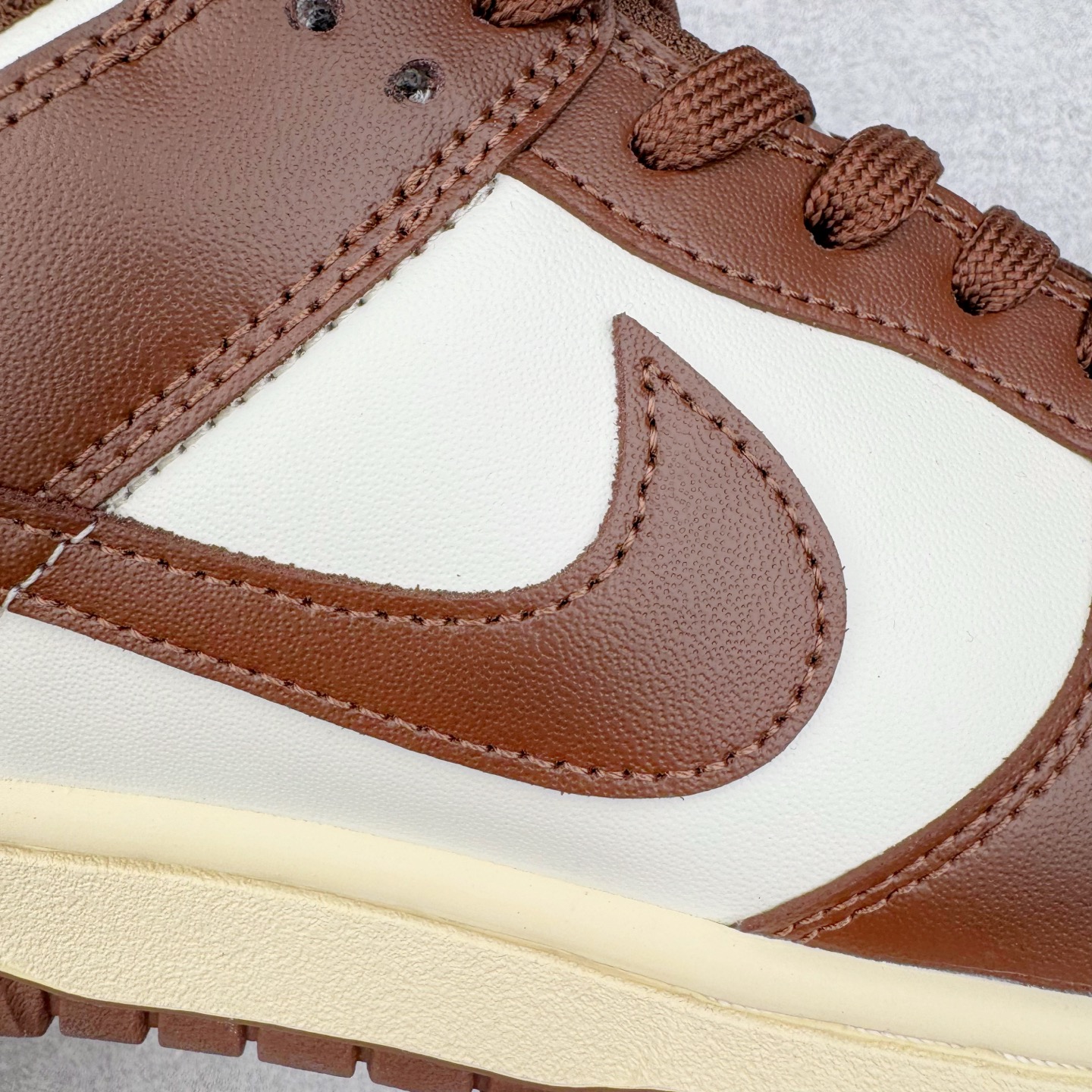 图片[12]-＃YC纯原 NK Dunk Low 摩卡巧克力 DD1503-124 实力大厂出品 新配色陆续开发 利润个位数只为口碑 全套原纸板楦头开发 确保原汁原味 完美呈现DUNK版型 一比一鞋头弧度高度鞋身弧度 此版本只针对中端市场 皮料材质有所更替 其他数据细节工艺流程均保持一致 绝不口嗨 细节品控鞋型随意对比 独家私模官方第六代原厂航空铝磨具打磨大底 鞋头坡度极致还原 无解鞋型 原盒原配 圈内天花板工艺 原厂玻璃冲刀 超高清洁度 全鞋零毛边皮料切割 原厂中底布点胶 中底布拉帮走线遵循公司 尺码：36 36.5 37.5 38 38.5 39 40 40.5 41 42 42.5 43 44 44.5 45 46-选品中心