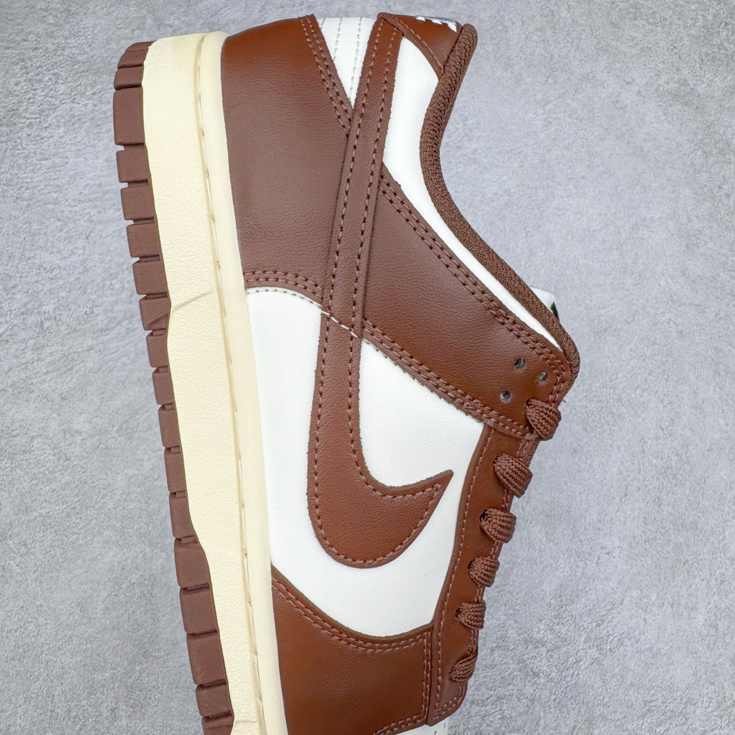 图片[6]-＃YC纯原 NK Dunk Low 摩卡巧克力 DD1503-124 实力大厂出品 新配色陆续开发 利润个位数只为口碑 全套原纸板楦头开发 确保原汁原味 完美呈现DUNK版型 一比一鞋头弧度高度鞋身弧度 此版本只针对中端市场 皮料材质有所更替 其他数据细节工艺流程均保持一致 绝不口嗨 细节品控鞋型随意对比 独家私模官方第六代原厂航空铝磨具打磨大底 鞋头坡度极致还原 无解鞋型 原盒原配 圈内天花板工艺 原厂玻璃冲刀 超高清洁度 全鞋零毛边皮料切割 原厂中底布点胶 中底布拉帮走线遵循公司 尺码：36 36.5 37.5 38 38.5 39 40 40.5 41 42 42.5 43 44 44.5 45 46-选品中心