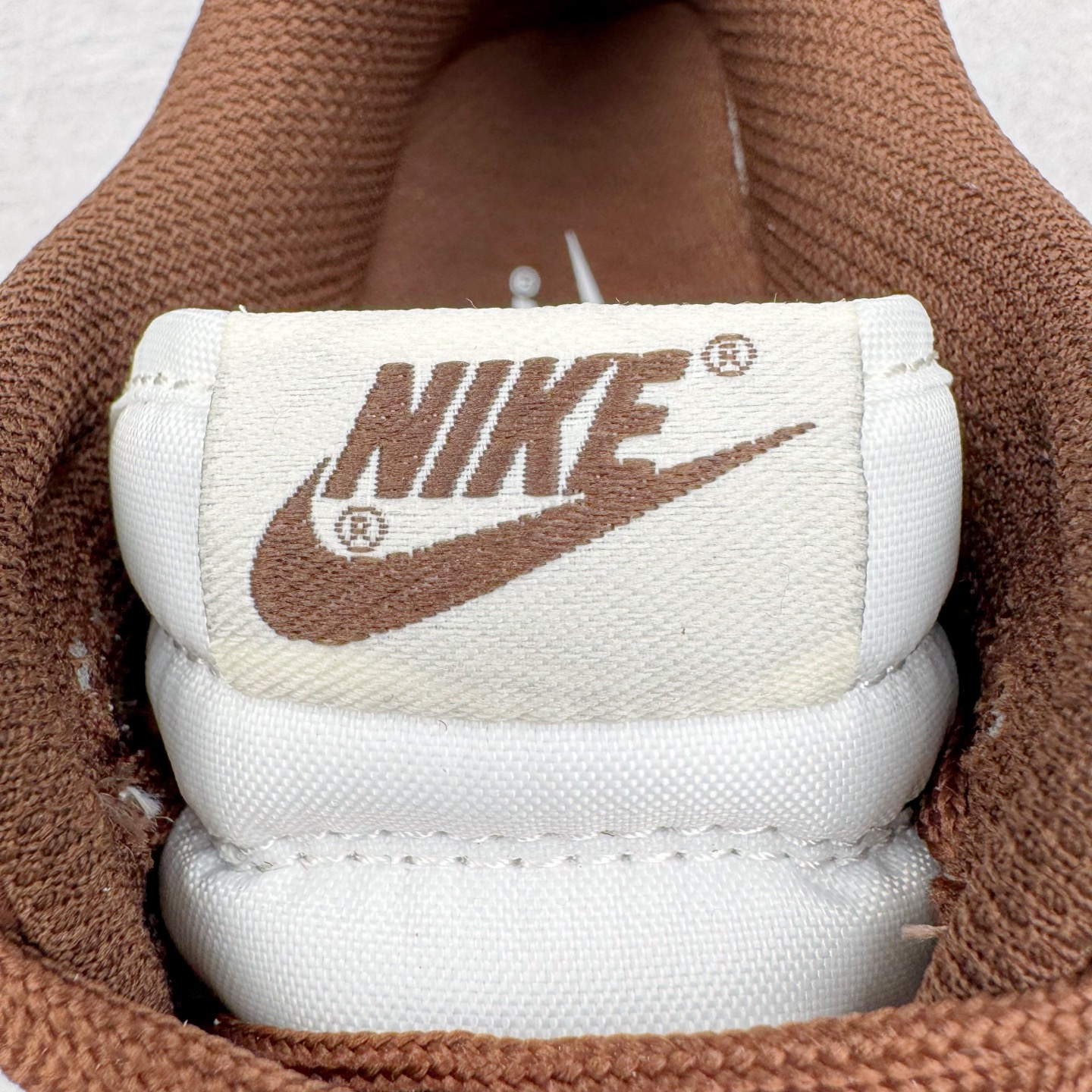 图片[16]-＃YC纯原 NK Dunk Low 摩卡巧克力 DD1503-124 实力大厂出品 新配色陆续开发 利润个位数只为口碑 全套原纸板楦头开发 确保原汁原味 完美呈现DUNK版型 一比一鞋头弧度高度鞋身弧度 此版本只针对中端市场 皮料材质有所更替 其他数据细节工艺流程均保持一致 绝不口嗨 细节品控鞋型随意对比 独家私模官方第六代原厂航空铝磨具打磨大底 鞋头坡度极致还原 无解鞋型 原盒原配 圈内天花板工艺 原厂玻璃冲刀 超高清洁度 全鞋零毛边皮料切割 原厂中底布点胶 中底布拉帮走线遵循公司 尺码：36 36.5 37.5 38 38.5 39 40 40.5 41 42 42.5 43 44 44.5 45 46-选品中心