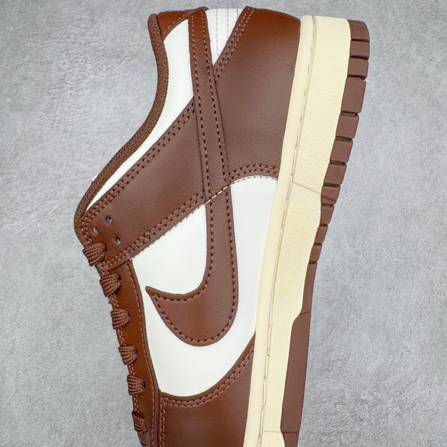 图片[7]-＃YC纯原 NK Dunk Low 摩卡巧克力 DD1503-124 实力大厂出品 新配色陆续开发 利润个位数只为口碑 全套原纸板楦头开发 确保原汁原味 完美呈现DUNK版型 一比一鞋头弧度高度鞋身弧度 此版本只针对中端市场 皮料材质有所更替 其他数据细节工艺流程均保持一致 绝不口嗨 细节品控鞋型随意对比 独家私模官方第六代原厂航空铝磨具打磨大底 鞋头坡度极致还原 无解鞋型 原盒原配 圈内天花板工艺 原厂玻璃冲刀 超高清洁度 全鞋零毛边皮料切割 原厂中底布点胶 中底布拉帮走线遵循公司 尺码：36 36.5 37.5 38 38.5 39 40 40.5 41 42 42.5 43 44 44.5 45 46-选品中心