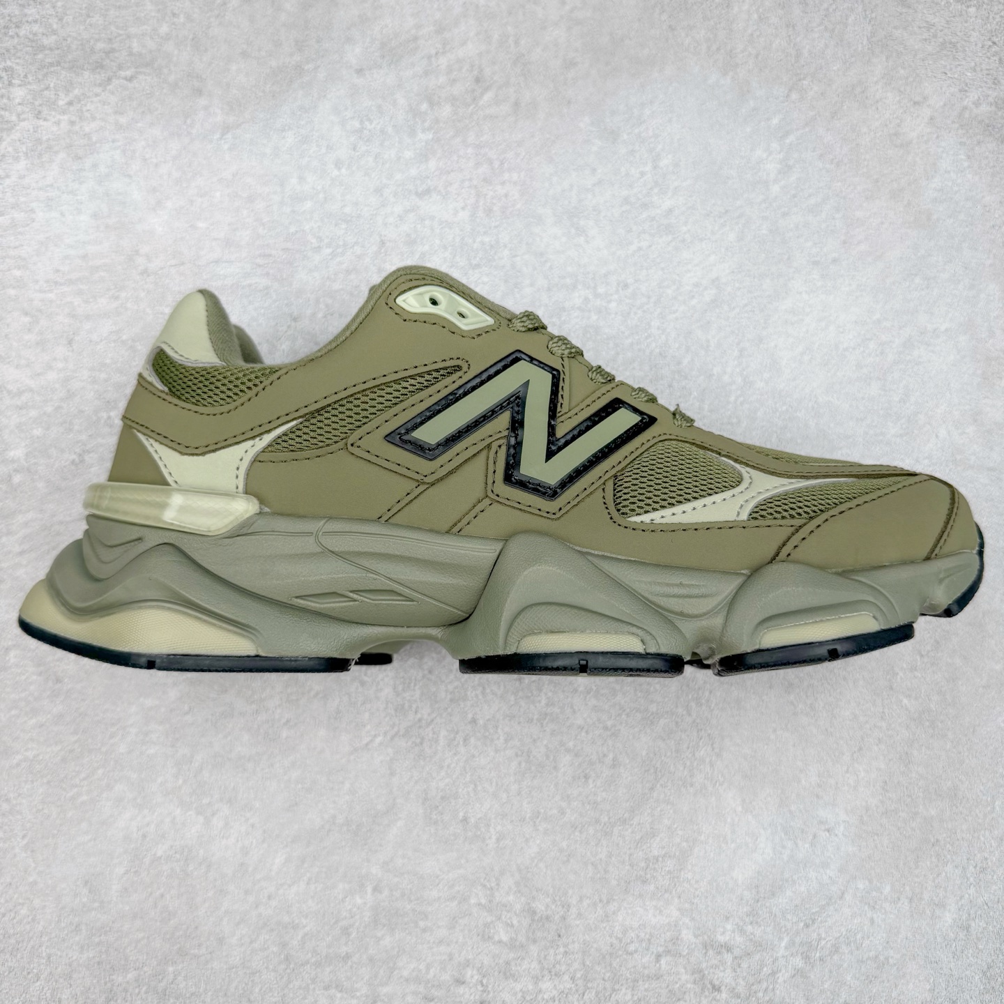New Balance NB9060 复古运动鞋 新百伦又带来了新鞋型 并且是与芝加哥街头品牌 Joe Freshgoods 的联名款 鞋身主体采用了类似 990 系列的设计风格 与传统复古慢跑鞋区别不大 最大的变化就是鞋底部分 在传统设计的中底外层 增加了多个分区的模块 圆润的线条设计与我们熟悉的 New Balance 风格截然不同 但与同样充满弧形线条的鞋面搭配 看起来毫无违和感 尺码：36-45-选品中心