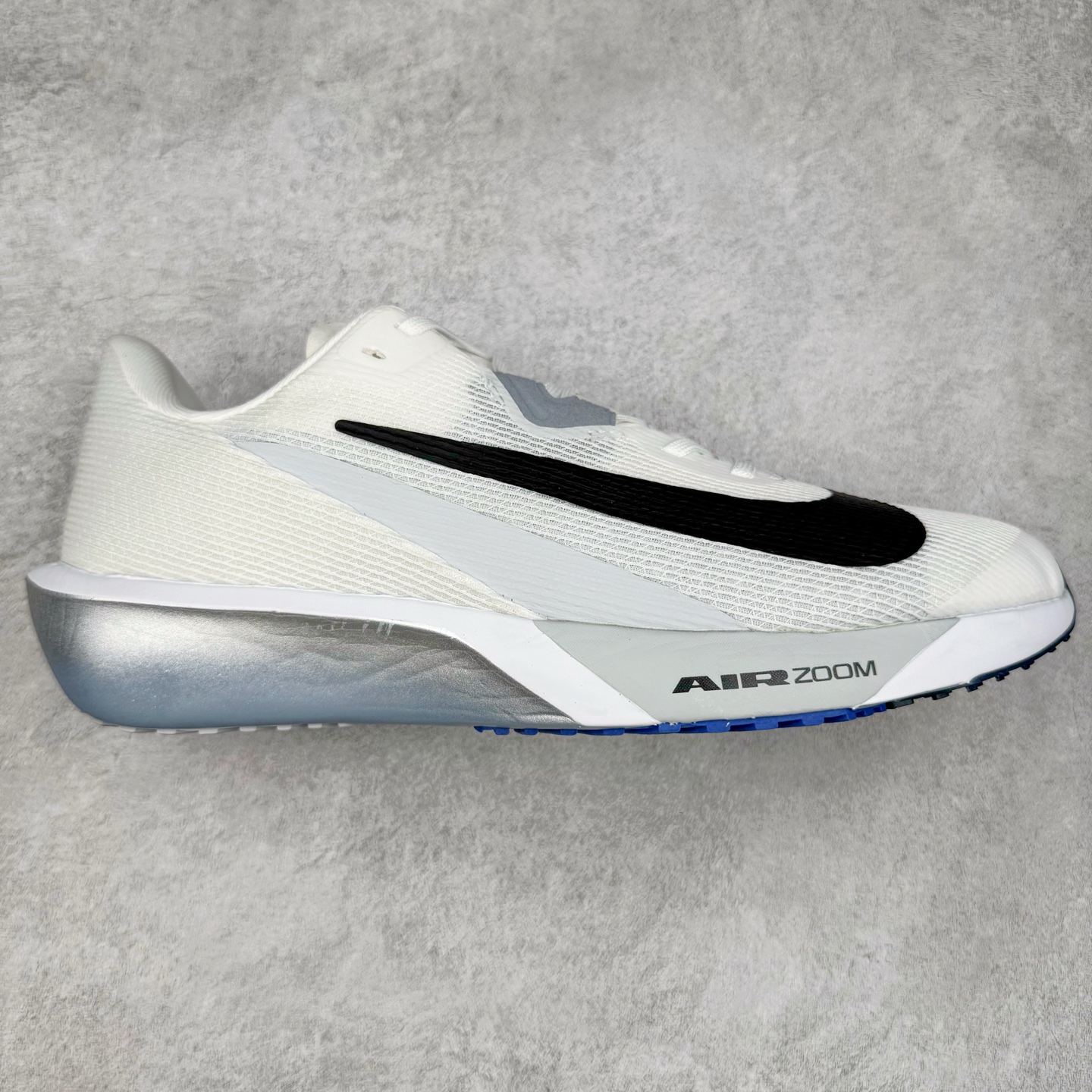 NK AIR Zoom RIVALFLY FK4代系列轻量飞织低帮休闲运动慢跑鞋 整体设计采用流线型的轻质工程网眼材质构成鞋面 并与其他 Running 旗舰鞋款同样搭载全脚掌 ZoomX 缓冲中底 搭配 Pebax 物料与橡胶外底 ZoomX StreakFly 首发配色以Prototype呈现 其灵感是来自开发期间的磨损测试 透过编号的标记与内侧的预期跑步距离突出研发过程 货号：FV6040-102 尺码：36 36.5 37.5 38 38.5 39 40 40.5 41 42 42.5 43 44 44.5 45-选品中心