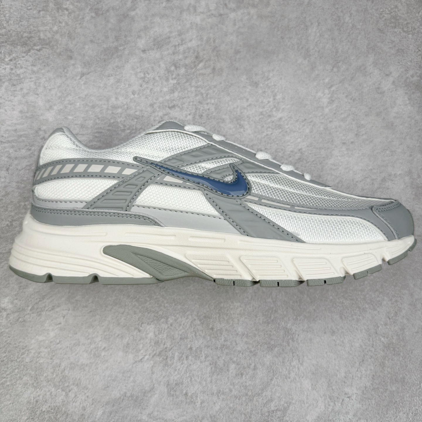 NK Initiator 创始者系列复古老爹鞋运动舒适复古网布合成革减震防滑耐磨低帮休闲跑步鞋 HQ1511-121 Ins爆火全新韩系古着风 回味经典 采用透气网眼鞋面和支撑覆盖层 自然运动设计的Phlyon中底用于缓冲 BRS 1000碳橡胶外底具有轻质柔韧性 牵引力和耐用性 尺码:36 36.5 37.5 38 38.5 39 40 40.5 41 42 42.5 43 44 45-选品中心