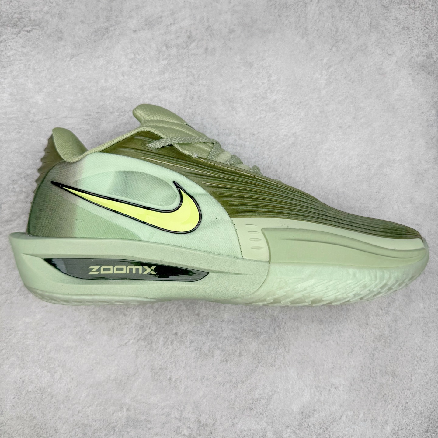 NK G.T. Cut 3.0 Trubo EP GT3代实战篮球鞋 HV9919-300 该鞋款采用出众回弹设计 为切入、转向和移步篮筐提供出色的能量回馈 回弹性能带来弹力充沛的迈步体验 助你爆发疾速 全掌型 ZoomX 泡绵 缔造弹力出众的轻盈迈步体验 助你在比赛升温时能够急速快攻 驰骋全场 鞋面绳线与鞋带相结合 有助稳固前足 后跟搭配加垫鞋口 为脚踝营造舒适稳固感受 全掌型 ZoomX 泡绵 能够带来出众的能量回馈 前足外侧采用精巧塑料覆面 在瞬间爆发时提供稳固脚感 尺码：39 40 40.5 41 42 42.5 43 44 44.5 45 46-选品中心