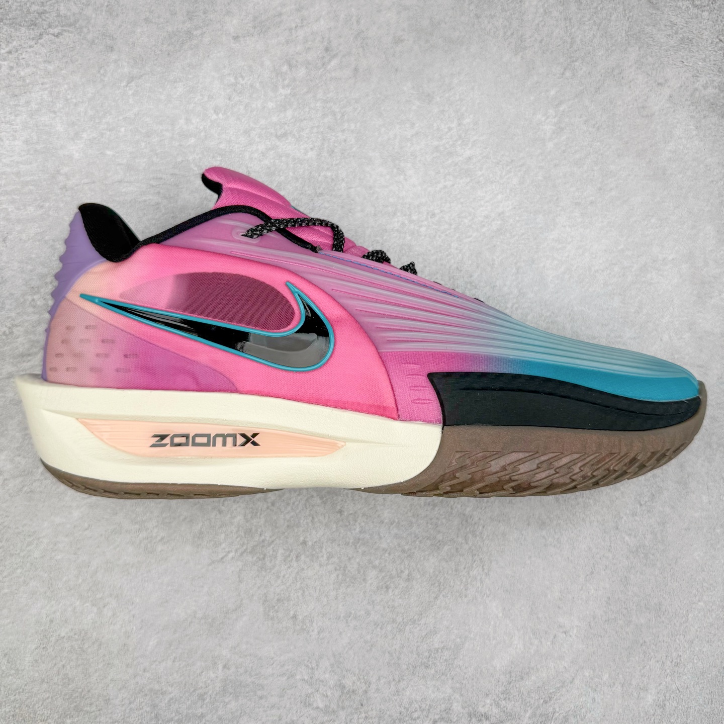 NK G.T. Cut 3.0 Trubo EP GT3代实战篮球鞋 HV9919-900 该鞋款采用出众回弹设计 为切入、转向和移步篮筐提供出色的能量回馈 回弹性能带来弹力充沛的迈步体验 助你爆发疾速 全掌型 ZoomX 泡绵 缔造弹力出众的轻盈迈步体验 助你在比赛升温时能够急速快攻 驰骋全场 鞋面绳线与鞋带相结合 有助稳固前足 后跟搭配加垫鞋口 为脚踝营造舒适稳固感受 全掌型 ZoomX 泡绵 能够带来出众的能量回馈 前足外侧采用精巧塑料覆面 在瞬间爆发时提供稳固脚感 尺码：39 40 40.5 41 42 42.5 43 44 44.5 45 46-选品中心