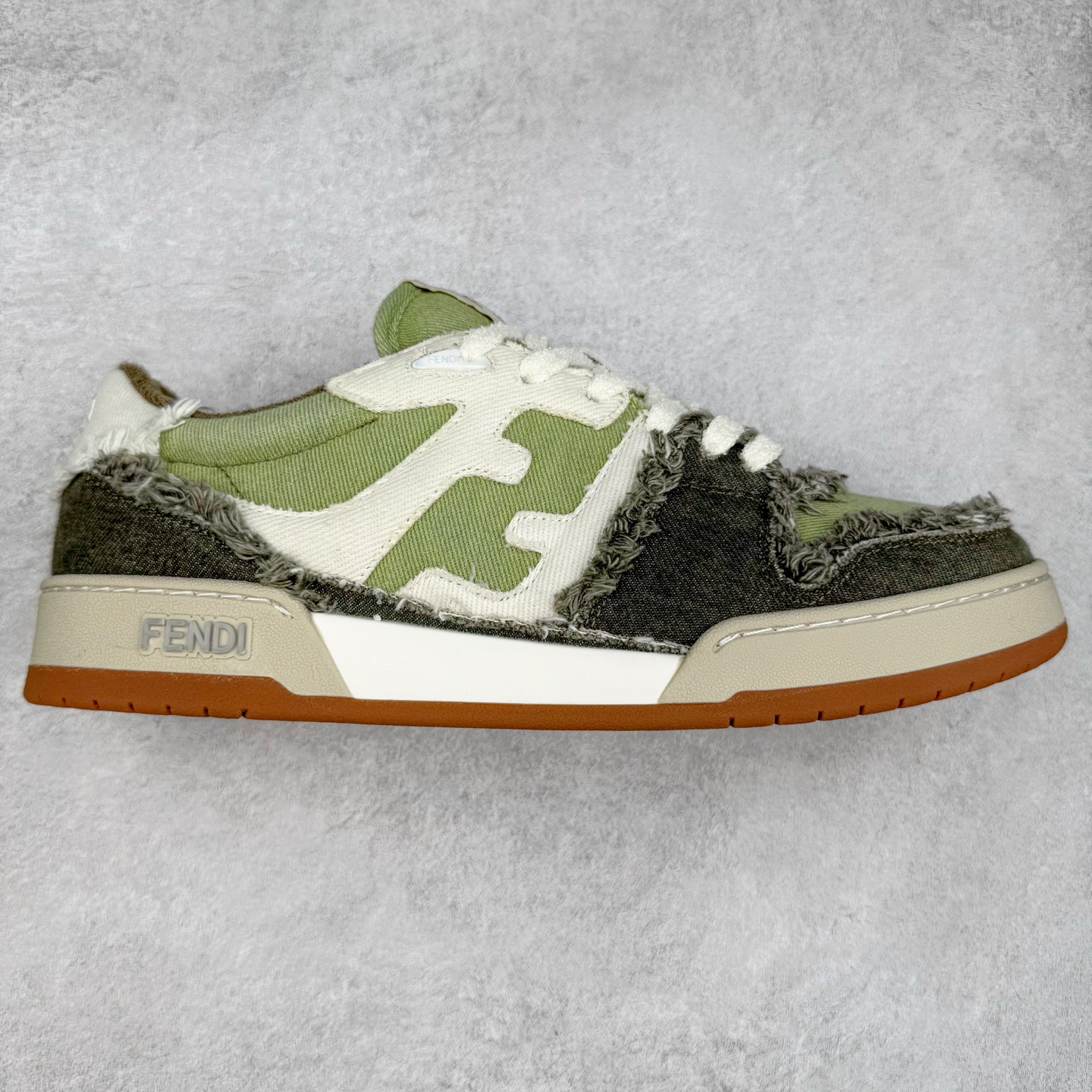 图片[2]-＃纯原 FENDI 芬迪 Match sneaters 魔术贴低帮运动鞋 独家定制 全身20几个细节点全部做到一致还原 吊打市面所有版本 独家原装套装配件官方同源 渠道原装订单 全套专柜包装物及配件#鞋底嵌入核心防伪芯片感应装置 FENDI芬迪match最新爆款情侣款运动鞋板鞋原版购入 高工艺无缝细空胶技术 贴楦误差0.05mm,鞋底采用固特异内外锁死工艺 最大限度弯折永不开胶 原鞋一致效果环保无味 鞋面采用麂皮和皮革拼接组合 logo内里采用毛巾绒里 上脚超级柔软 轻便 舒适搭配卫衣 尺码：35 36 37 38 39 40 41 42 43 44 45-选品中心