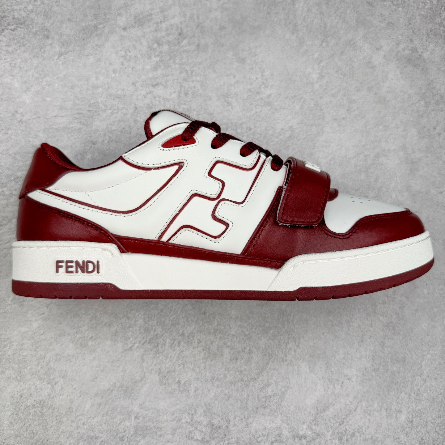 ＃纯原 FENDI 芬迪 Match sneaters 魔术贴低帮运动鞋 独家定制 全身20几个细节点全部做到一致还原 吊打市面所有版本 独家原装套装配件官方同源 渠道原装订单 全套专柜包装物及配件#鞋底嵌入核心防伪芯片感应装置 FENDI芬迪match最新爆款情侣款运动鞋板鞋原版购入 高工艺无缝细空胶技术 贴楦误差0.05mm,鞋底采用固特异内外锁死工艺 最大限度弯折永不开胶 原鞋一致效果环保无味 鞋面采用麂皮和皮革拼接组合 logo内里采用毛巾绒里 上脚超级柔软 轻便 舒适搭配卫衣 尺码：35 36 37 38 39 40 41 42 43 44 45-选品中心