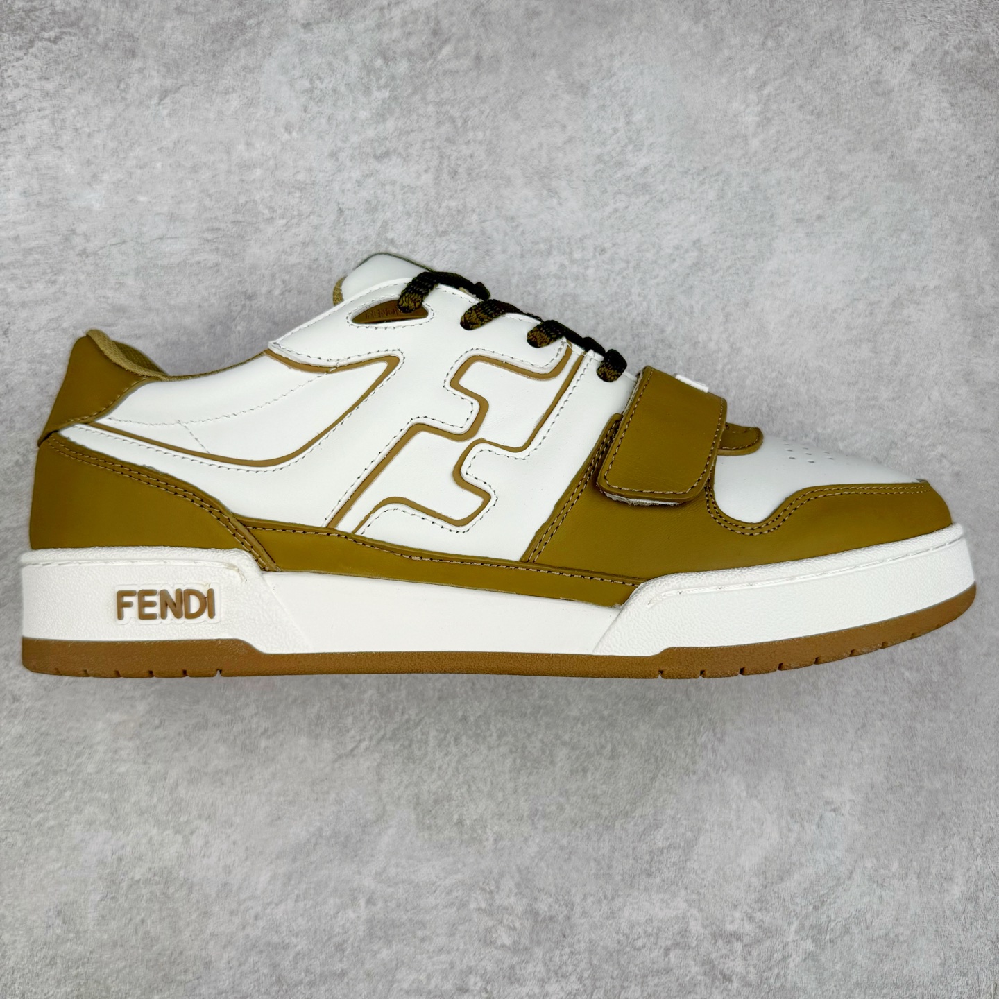 图片[6]-＃纯原 FENDI 芬迪 Match sneaters 魔术贴低帮运动鞋 独家定制 全身20几个细节点全部做到一致还原 吊打市面所有版本 独家原装套装配件官方同源 渠道原装订单 全套专柜包装物及配件#鞋底嵌入核心防伪芯片感应装置 FENDI芬迪match最新爆款情侣款运动鞋板鞋原版购入 高工艺无缝细空胶技术 贴楦误差0.05mm,鞋底采用固特异内外锁死工艺 最大限度弯折永不开胶 原鞋一致效果环保无味 鞋面采用麂皮和皮革拼接组合 logo内里采用毛巾绒里 上脚超级柔软 轻便 舒适搭配卫衣 尺码：35 36 37 38 39 40 41 42 43 44 45-选品中心