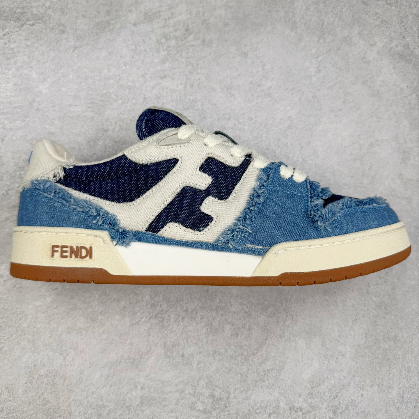 图片[8]-＃纯原 FENDI 芬迪 Match sneaters 魔术贴低帮运动鞋 独家定制 全身20几个细节点全部做到一致还原 吊打市面所有版本 独家原装套装配件官方同源 渠道原装订单 全套专柜包装物及配件#鞋底嵌入核心防伪芯片感应装置 FENDI芬迪match最新爆款情侣款运动鞋板鞋原版购入 高工艺无缝细空胶技术 贴楦误差0.05mm,鞋底采用固特异内外锁死工艺 最大限度弯折永不开胶 原鞋一致效果环保无味 鞋面采用麂皮和皮革拼接组合 logo内里采用毛巾绒里 上脚超级柔软 轻便 舒适搭配卫衣 尺码：35 36 37 38 39 40 41 42 43 44 45-选品中心