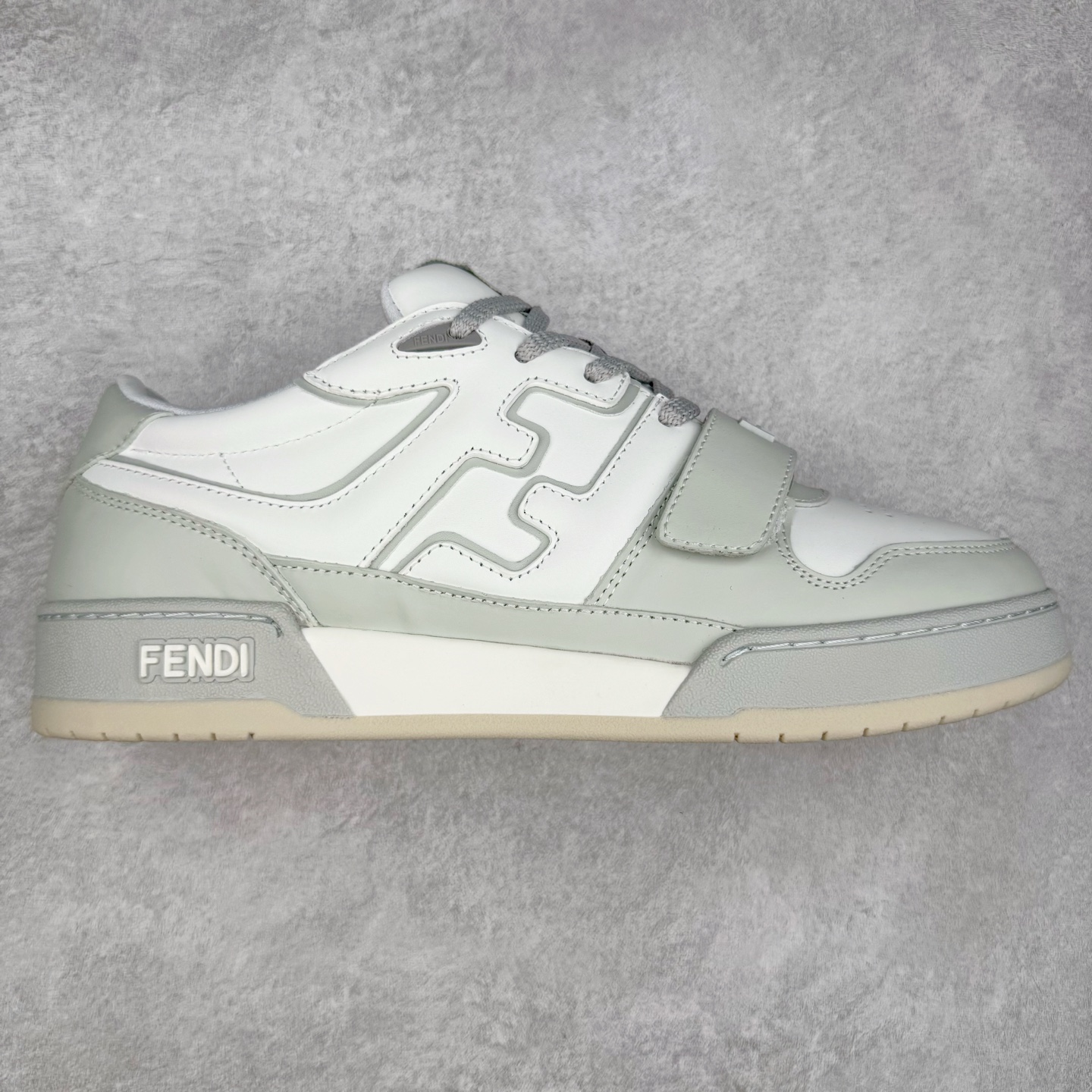 图片[5]-＃纯原 FENDI 芬迪 Match sneaters 魔术贴低帮运动鞋 独家定制 全身20几个细节点全部做到一致还原 吊打市面所有版本 独家原装套装配件官方同源 渠道原装订单 全套专柜包装物及配件#鞋底嵌入核心防伪芯片感应装置 FENDI芬迪match最新爆款情侣款运动鞋板鞋原版购入 高工艺无缝细空胶技术 贴楦误差0.05mm,鞋底采用固特异内外锁死工艺 最大限度弯折永不开胶 原鞋一致效果环保无味 鞋面采用麂皮和皮革拼接组合 logo内里采用毛巾绒里 上脚超级柔软 轻便 舒适搭配卫衣 尺码：35 36 37 38 39 40 41 42 43 44 45-选品中心