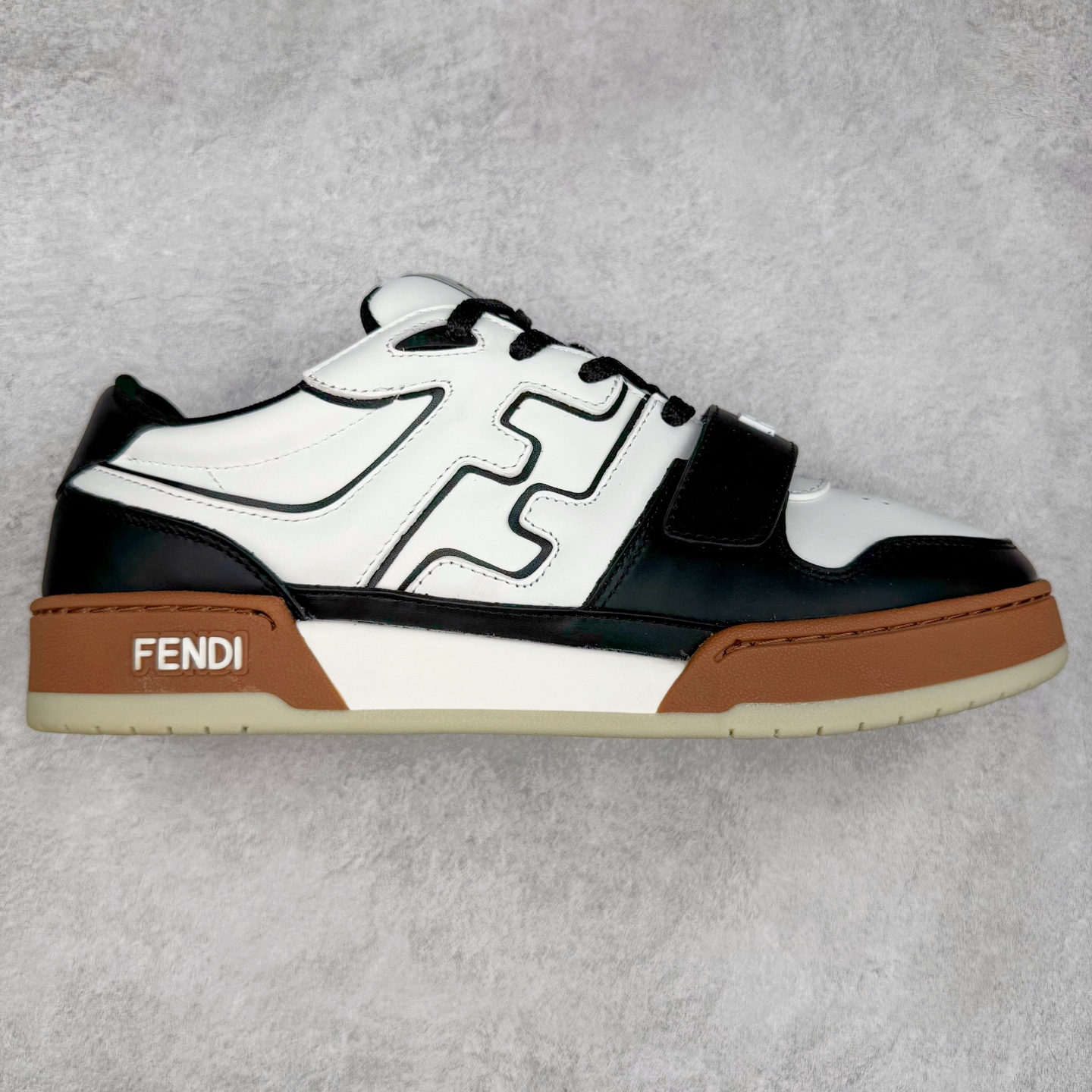 ＃纯原 FENDI 芬迪 Match sneaters 魔术贴低帮运动鞋 独家定制 全身20几个细节点全部做到一致还原 吊打市面所有版本 独家原装套装配件官方同源 渠道原装订单 全套专柜包装物及配件#鞋底嵌入核心防伪芯片感应装置 FENDI芬迪match最新爆款情侣款运动鞋板鞋原版购入 高工艺无缝细空胶技术 贴楦误差0.05mm,鞋底采用固特异内外锁死工艺 最大限度弯折永不开胶 原鞋一致效果环保无味 鞋面采用麂皮和皮革拼接组合 logo内里采用毛巾绒里 上脚超级柔软 轻便 舒适搭配卫衣 尺码：35 36 37 38 39 40 41 42 43 44 45-选品中心