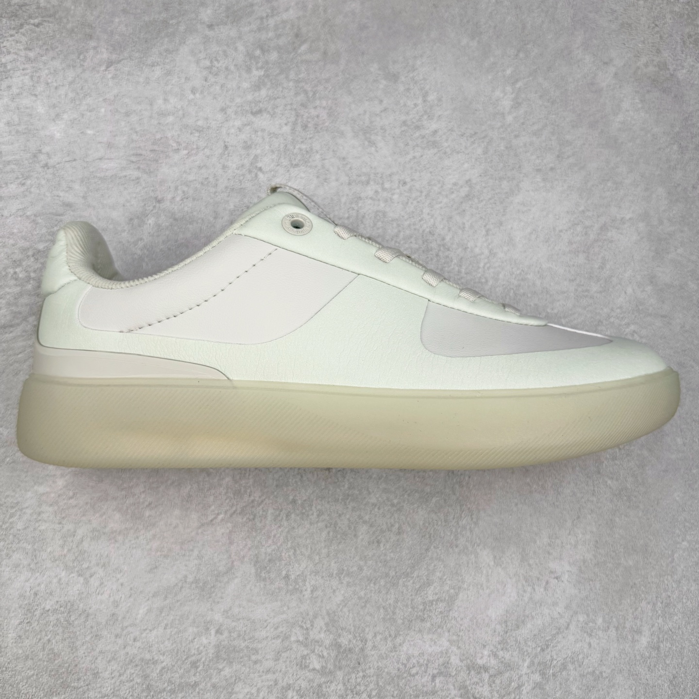 图片[8]-＃K1 lululemon Cityverse 露露乐檬极简主义减震耐磨低帮生活休闲鞋 Cityverse将运动性能融入经典休闲鞋中，中底提供出色缓震，并贴合足部曲线，带来全天候的舒适感。鞋面采用两种材质拼接，且前半部分采用热熔压胶处理，无任何缝线，保留了鞋身整体性。模制泡沫的鞋垫带来上乘的脚感，在平日休闲穿着时不会磨脚，也能提供轻质软弹的效果。25年来，lululemon一直秉持“感受为先”的设计理念，并相信更好的感受带来更好的表现。此次男鞋的设计亦是如此。投入多年研究，针对男性在不同运动场景中的脚步形态设计了不同鞋履款式。同时，还进行了生物力学与形态学研究，为“他”带来更好的贴合度和感受。尺码：36 36.5 37.5 38 38.5 39 40 40.5 41 42 42.5 43 44 44.5 45-选品中心