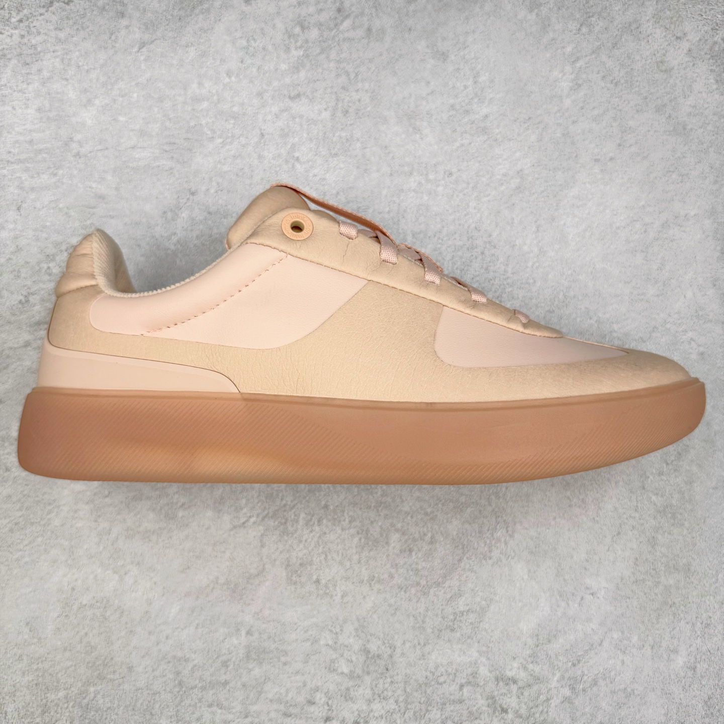 ＃K1 lululemon Cityverse 露露乐檬极简主义减震耐磨低帮生活休闲鞋 Cityverse将运动性能融入经典休闲鞋中，中底提供出色缓震，并贴合足部曲线，带来全天候的舒适感。鞋面采用两种材质拼接，且前半部分采用热熔压胶处理，无任何缝线，保留了鞋身整体性。模制泡沫的鞋垫带来上乘的脚感，在平日休闲穿着时不会磨脚，也能提供轻质软弹的效果。25年来，lululemon一直秉持“感受为先”的设计理念，并相信更好的感受带来更好的表现。此次男鞋的设计亦是如此。投入多年研究，针对男性在不同运动场景中的脚步形态设计了不同鞋履款式。同时，还进行了生物力学与形态学研究，为“他”带来更好的贴合度和感受。尺码：36 36.5 37.5 38 38.5 39 40 40.5 41 42 42.5 43 44 44.5 45-选品中心