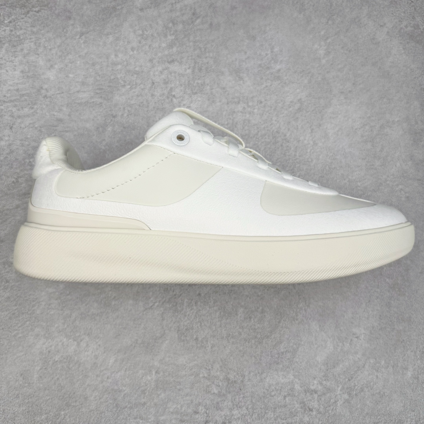 ＃K1 lululemon Cityverse 露露乐檬极简主义减震耐磨低帮生活休闲鞋 Cityverse将运动性能融入经典休闲鞋中，中底提供出色缓震，并贴合足部曲线，带来全天候的舒适感。鞋面采用两种材质拼接，且前半部分采用热熔压胶处理，无任何缝线，保留了鞋身整体性。模制泡沫的鞋垫带来上乘的脚感，在平日休闲穿着时不会磨脚，也能提供轻质软弹的效果。25年来，lululemon一直秉持“感受为先”的设计理念，并相信更好的感受带来更好的表现。此次男鞋的设计亦是如此。投入多年研究，针对男性在不同运动场景中的脚步形态设计了不同鞋履款式。同时，还进行了生物力学与形态学研究，为“他”带来更好的贴合度和感受。尺码：36 36.5 37.5 38 38.5 39 40 40.5 41 42 42.5 43 44 44.5 45-选品中心