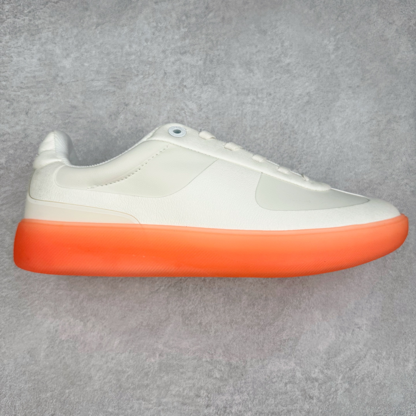 ＃K1 lululemon Cityverse 露露乐檬极简主义减震耐磨低帮生活休闲鞋 Cityverse将运动性能融入经典休闲鞋中，中底提供出色缓震，并贴合足部曲线，带来全天候的舒适感。鞋面采用两种材质拼接，且前半部分采用热熔压胶处理，无任何缝线，保留了鞋身整体性。模制泡沫的鞋垫带来上乘的脚感，在平日休闲穿着时不会磨脚，也能提供轻质软弹的效果。25年来，lululemon一直秉持“感受为先”的设计理念，并相信更好的感受带来更好的表现。此次男鞋的设计亦是如此。投入多年研究，针对男性在不同运动场景中的脚步形态设计了不同鞋履款式。同时，还进行了生物力学与形态学研究，为“他”带来更好的贴合度和感受。尺码：36 36.5 37.5 38 38.5 39 40 40.5 41 42 42.5 43 44 44.5 45-选品中心