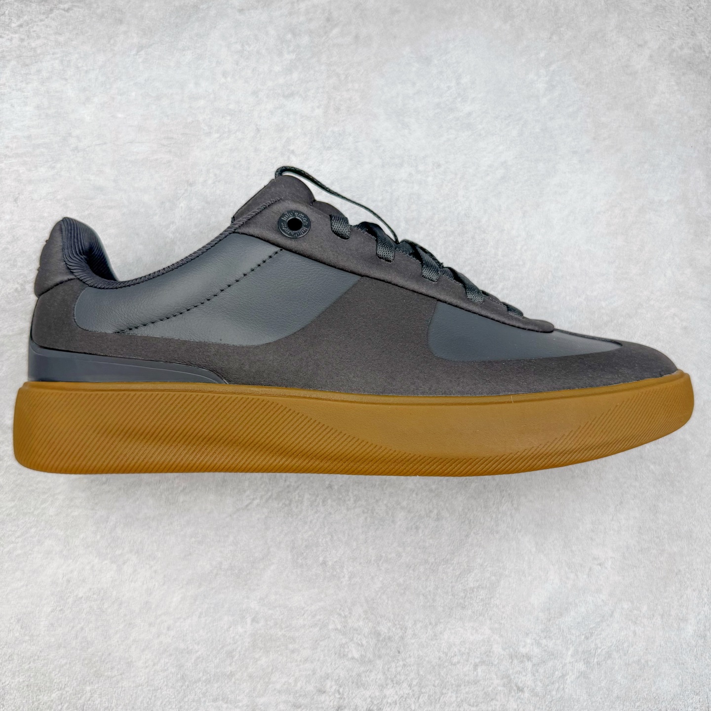 ＃K1 lululemon Cityverse 露露乐檬极简主义减震耐磨低帮生活休闲鞋 Cityverse将运动性能融入经典休闲鞋中，中底提供出色缓震，并贴合足部曲线，带来全天候的舒适感。鞋面采用两种材质拼接，且前半部分采用热熔压胶处理，无任何缝线，保留了鞋身整体性。模制泡沫的鞋垫带来上乘的脚感，在平日休闲穿着时不会磨脚，也能提供轻质软弹的效果。25年来，lululemon一直秉持“感受为先”的设计理念，并相信更好的感受带来更好的表现。此次男鞋的设计亦是如此。投入多年研究，针对男性在不同运动场景中的脚步形态设计了不同鞋履款式。同时，还进行了生物力学与形态学研究，为“他”带来更好的贴合度和感受。尺码：36 36.5 37.5 38 38.5 39 40 40.5 41 42 42.5 43 44 44.5 45-选品中心