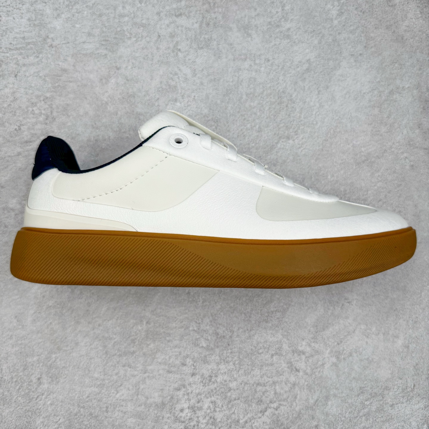 ＃K1 lululemon Cityverse 露露乐檬极简主义减震耐磨低帮生活休闲鞋 Cityverse将运动性能融入经典休闲鞋中，中底提供出色缓震，并贴合足部曲线，带来全天候的舒适感。鞋面采用两种材质拼接，且前半部分采用热熔压胶处理，无任何缝线，保留了鞋身整体性。模制泡沫的鞋垫带来上乘的脚感，在平日休闲穿着时不会磨脚，也能提供轻质软弹的效果。25年来，lululemon一直秉持“感受为先”的设计理念，并相信更好的感受带来更好的表现。此次男鞋的设计亦是如此。投入多年研究，针对男性在不同运动场景中的脚步形态设计了不同鞋履款式。同时，还进行了生物力学与形态学研究，为“他”带来更好的贴合度和感受。尺码：36 36.5 37.5 38 38.5 39 40 40.5 41 42 42.5 43 44 44.5 45-选品中心