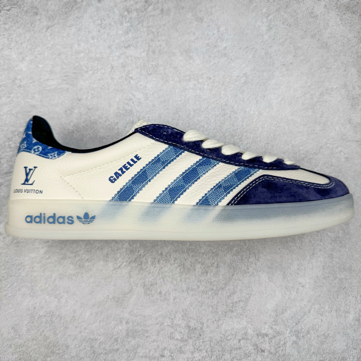 ＃C2 AD Gazelle Indoor Trainers 羚羊内训系列低帮复古百搭休闲运动德训风板鞋 DM1234 90年代经典的复刻版！自60年代以足球训练鞋面世以来,Gazelle就以其经典设计席卷全球。1991年版本的复刻,再造经典Gazelle。采用皮革打造,搭配浊色细节,让这款经典更加简约。尺码：36 36⅔ 37⅓ 38 38⅔ 39⅓ 40 40⅔ 41⅓ 42 42⅔ 43⅓ 44⅓ 44⅔ 45-选品中心