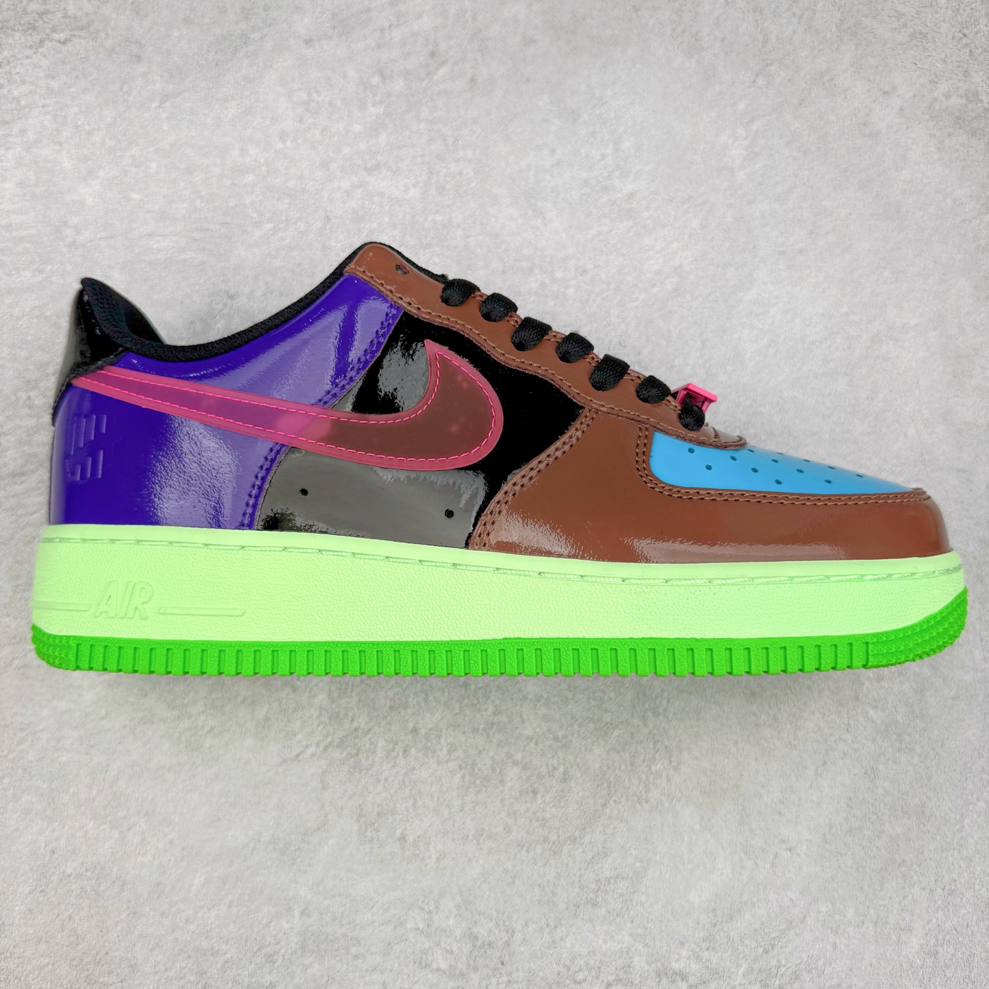 ＃XT纯原 NK Air Force 1´07 Low 空军一号低帮百搭休闲运动板鞋 DV5255-200 顶级批次 2022全新楦头鞋型 鱼鳞大底 历时开发三个月 清洁度完美 二维码鞋标 内置芯片及solo气垫 大底高度及其弧度依照正品 钢印 logo刺绣 鞋口弧度 鞋头长度 鞋面冲孔 鞋垫背胶及钢印 完美鞋型对比正品 每一处都是细节满满 柔软、弹性十足的缓震性能和出色的中底设计 横跨复古与现代的外型结合 造就出风靡全球 三十多年的Force 1 直到今天还深受青睐 实拍调校N版已经零色差零失真 百分百还原实物色彩所见即所得 不存在货不对板色差等低级问题 选购参考实物拍摄 不混卖不参货 只用心做好货严格选品 承诺混一赔十 尺码：36 36.5 37.5 38 38.5 39 40 40.5 41 42 42.5 43 44 44.5 45-选品中心