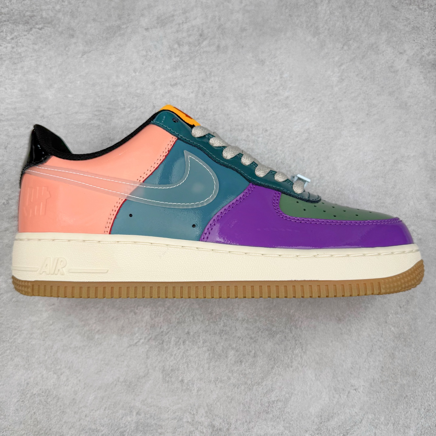 ＃XT纯原 NK Air Force 1´07 Low 空军一号低帮百搭休闲运动板鞋 DV5255-500 顶级批次 2022全新楦头鞋型 鱼鳞大底 历时开发三个月 清洁度完美 二维码鞋标 内置芯片及solo气垫 大底高度及其弧度依照正品 钢印 logo刺绣 鞋口弧度 鞋头长度 鞋面冲孔 鞋垫背胶及钢印 完美鞋型对比正品 每一处都是细节满满 柔软、弹性十足的缓震性能和出色的中底设计 横跨复古与现代的外型结合 造就出风靡全球 三十多年的Force 1 直到今天还深受青睐 实拍调校N版已经零色差零失真 百分百还原实物色彩所见即所得 不存在货不对板色差等低级问题 选购参考实物拍摄 不混卖不参货 只用心做好货严格选品 承诺混一赔十 尺码：36 36.5 37.5 38 38.5 39 40 40.5 41 42 42.5 43 44 44.5 45-选品中心