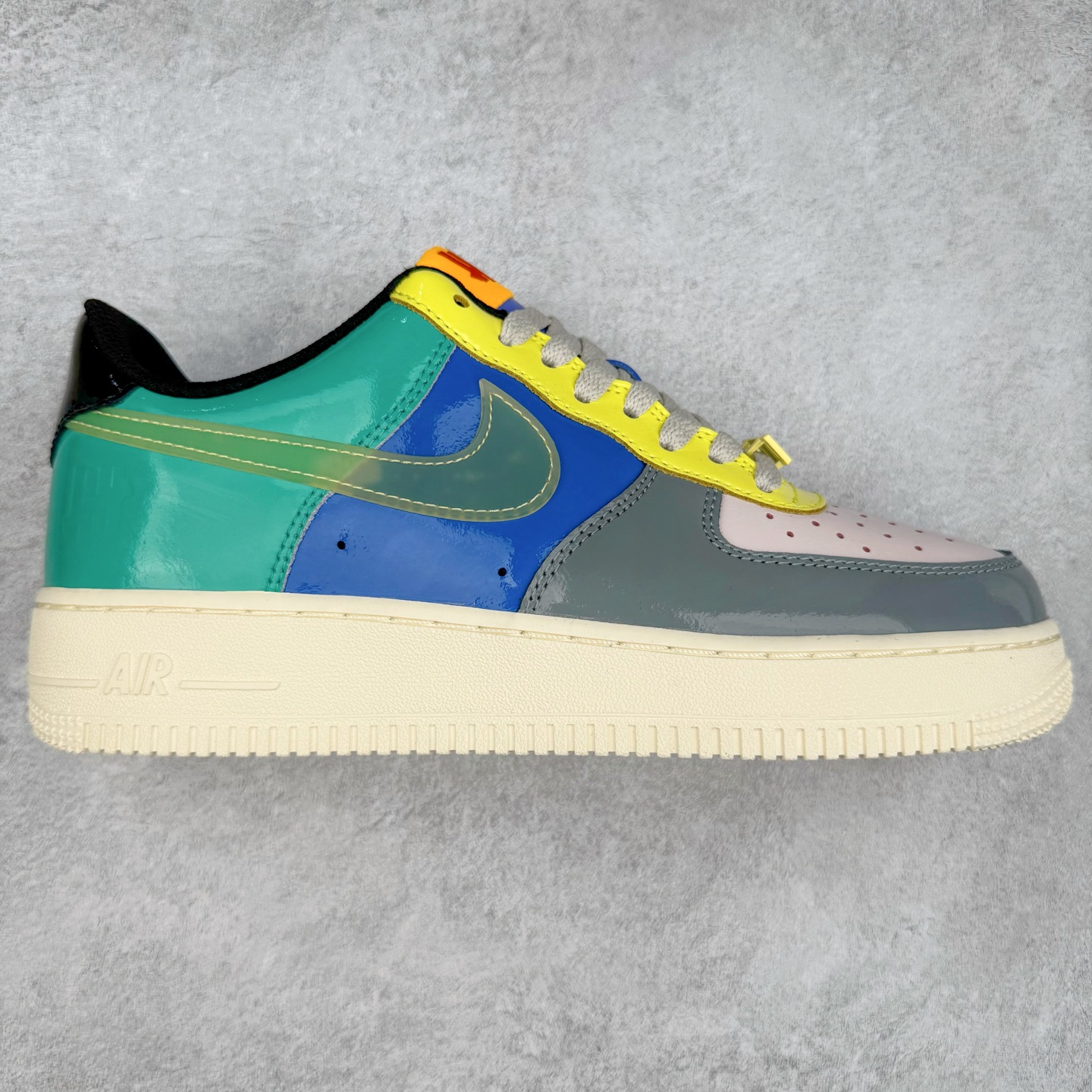 ＃XT纯原 NK Air Force 1´07 Low 空军一号低帮百搭休闲运动板鞋 DV5255-001 顶级批次 2022全新楦头鞋型 鱼鳞大底 历时开发三个月 清洁度完美 二维码鞋标 内置芯片及solo气垫 大底高度及其弧度依照正品 钢印 logo刺绣 鞋口弧度 鞋头长度 鞋面冲孔 鞋垫背胶及钢印 完美鞋型对比正品 每一处都是细节满满 柔软、弹性十足的缓震性能和出色的中底设计 横跨复古与现代的外型结合 造就出风靡全球 三十多年的Force 1 直到今天还深受青睐 实拍调校N版已经零色差零失真 百分百还原实物色彩所见即所得 不存在货不对板色差等低级问题 选购参考实物拍摄 不混卖不参货 只用心做好货严格选品 承诺混一赔十 尺码：36 36.5 37.5 38 38.5 39 40 40.5 41 42 42.5 43 44 44.5 45-选品中心