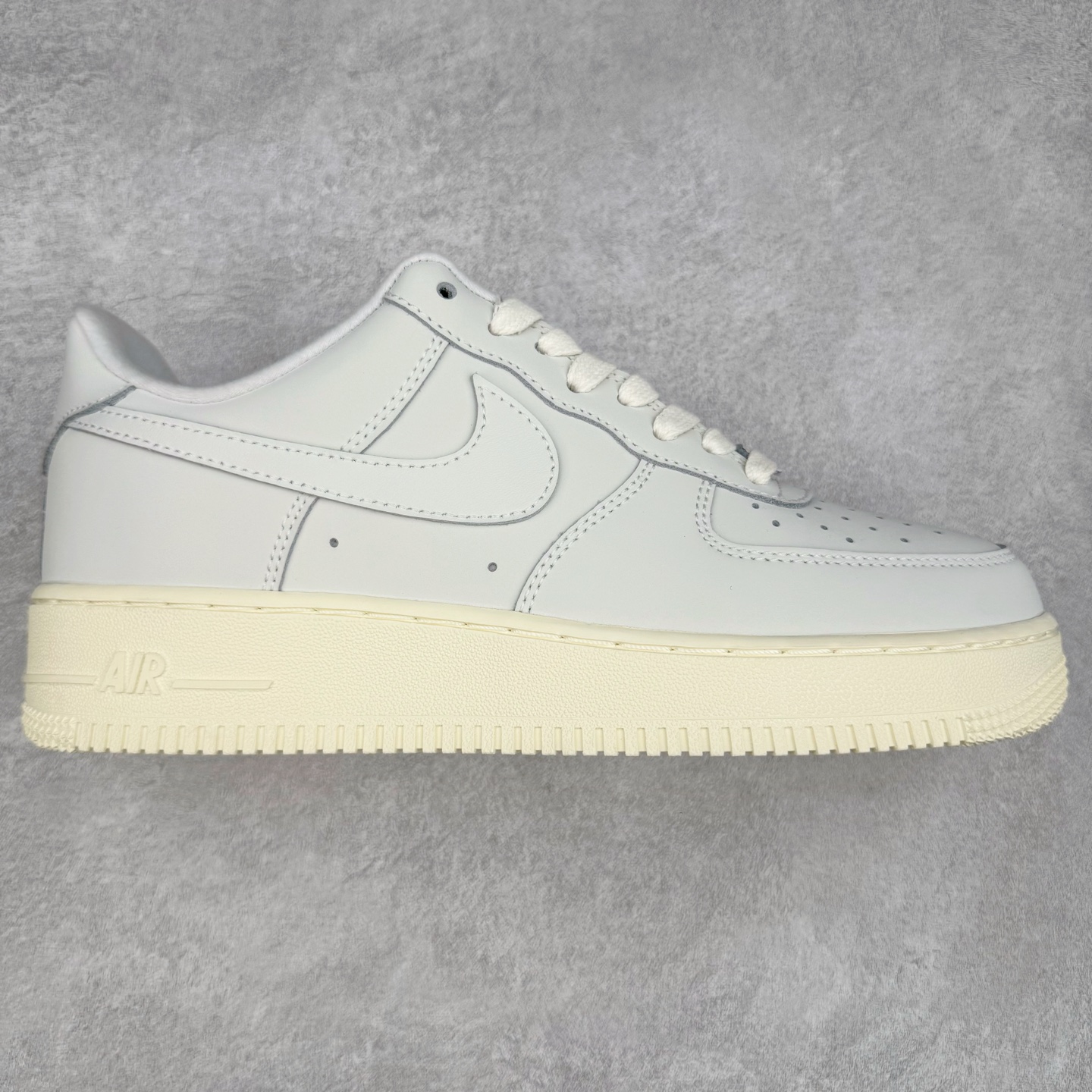 ＃XT纯原 NK Air Force 1´07 Low 空军一号低帮百搭休闲运动板鞋 DR9503-100 顶级批次 2022全新楦头鞋型 鱼鳞大底 历时开发三个月 清洁度完美 二维码鞋标 内置芯片及solo气垫 大底高度及其弧度依照正品 钢印 logo刺绣 鞋口弧度 鞋头长度 鞋面冲孔 鞋垫背胶及钢印 完美鞋型对比正品 每一处都是细节满满 柔软、弹性十足的缓震性能和出色的中底设计 横跨复古与现代的外型结合 造就出风靡全球 三十多年的Force 1 直到今天还深受青睐 实拍调校N版已经零色差零失真 百分百还原实物色彩所见即所得 不存在货不对板色差等低级问题 选购参考实物拍摄 不混卖不参货 只用心做好货严格选品 承诺混一赔十 尺码：36 36.5 37.5 38 38.5 39 40 40.5 41 42 42.5 43 44 44.5 45-选品中心