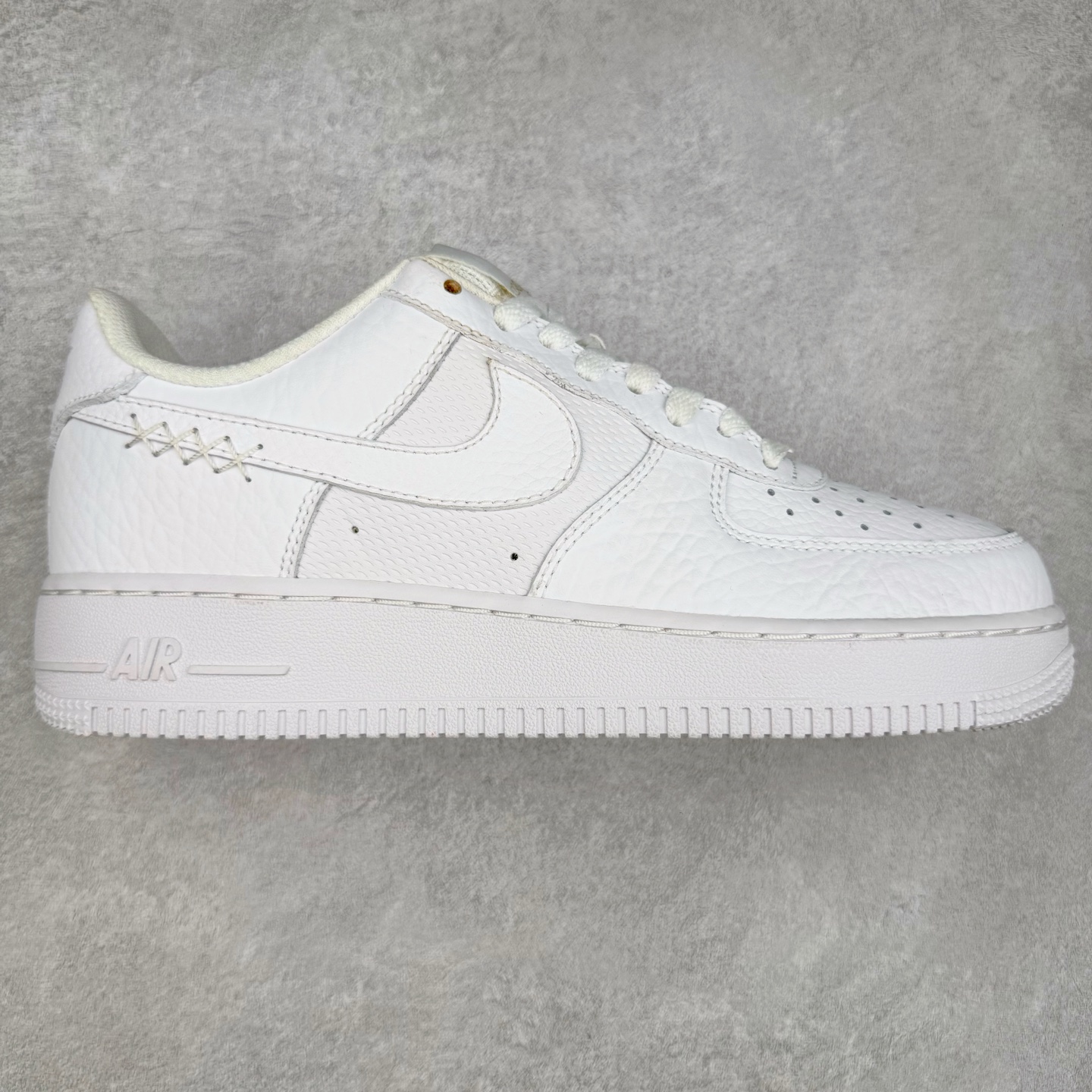 ＃XT纯原 NK Air Force 1´07 Low 空军一号低帮百搭休闲运动板鞋 DZ4711-100 顶级批次 2022全新楦头鞋型 鱼鳞大底 历时开发三个月 清洁度完美 二维码鞋标 内置芯片及solo气垫 大底高度及其弧度依照正品 钢印 logo刺绣 鞋口弧度 鞋头长度 鞋面冲孔 鞋垫背胶及钢印 完美鞋型对比正品 每一处都是细节满满 柔软、弹性十足的缓震性能和出色的中底设计 横跨复古与现代的外型结合 造就出风靡全球 三十多年的Force 1 直到今天还深受青睐 实拍调校N版已经零色差零失真 百分百还原实物色彩所见即所得 不存在货不对板色差等低级问题 选购参考实物拍摄 不混卖不参货 只用心做好货严格选品 承诺混一赔十 尺码：36 36.5 37.5 38 38.5 39 40 40.5 41 42 42.5 43 44 44.5 45-选品中心