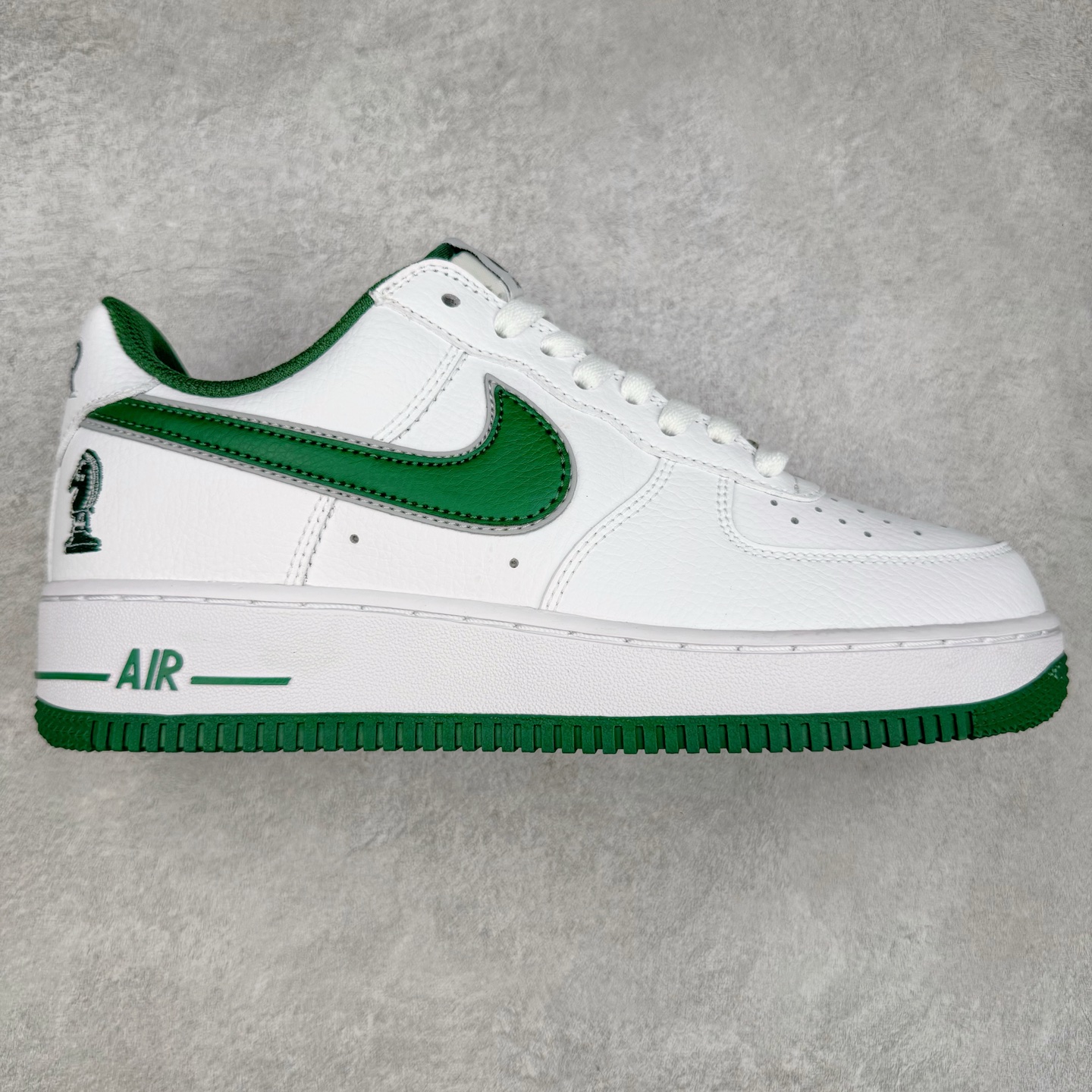 ＃XT纯原 NK Air Force 1´07 Low 空军一号低帮百搭休闲运动板鞋 FB9128-100 顶级批次 2022全新楦头鞋型 鱼鳞大底 历时开发三个月 清洁度完美 二维码鞋标 内置芯片及solo气垫 大底高度及其弧度依照正品 钢印 logo刺绣 鞋口弧度 鞋头长度 鞋面冲孔 鞋垫背胶及钢印 完美鞋型对比正品 每一处都是细节满满 柔软、弹性十足的缓震性能和出色的中底设计 横跨复古与现代的外型结合 造就出风靡全球 三十多年的Force 1 直到今天还深受青睐 实拍调校N版已经零色差零失真 百分百还原实物色彩所见即所得 不存在货不对板色差等低级问题 选购参考实物拍摄 不混卖不参货 只用心做好货严格选品 承诺混一赔十 尺码：36 36.5 37.5 38 38.5 39 40 40.5 41 42 42.5 43 44 44.5 45-选品中心