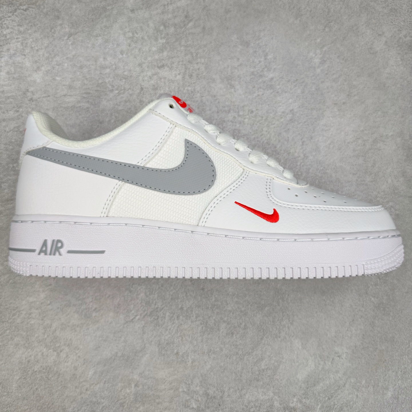 ＃XT纯原 NK Air Force 1´07 Low 空军一号低帮百搭休闲运动板鞋 FD9772-100 顶级批次 2022全新楦头鞋型 鱼鳞大底 历时开发三个月 清洁度完美 二维码鞋标 内置芯片及solo气垫 大底高度及其弧度依照正品 钢印 logo刺绣 鞋口弧度 鞋头长度 鞋面冲孔 鞋垫背胶及钢印 完美鞋型对比正品 每一处都是细节满满 柔软、弹性十足的缓震性能和出色的中底设计 横跨复古与现代的外型结合 造就出风靡全球 三十多年的Force 1 直到今天还深受青睐 实拍调校N版已经零色差零失真 百分百还原实物色彩所见即所得 不存在货不对板色差等低级问题 选购参考实物拍摄 不混卖不参货 只用心做好货严格选品 承诺混一赔十 尺码：36 36.5 37.5 38 38.5 39 40 40.5 41 42 42.5 43 44 44.5 45-选品中心