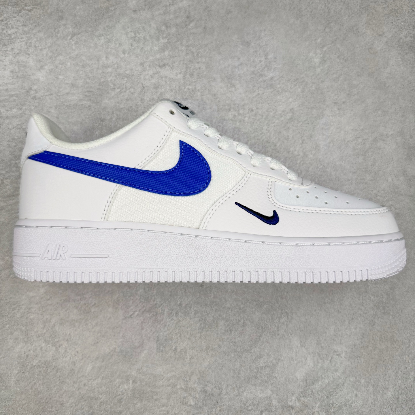 ＃XT纯原 NK Air Force 1´07 Low 空军一号低帮百搭休闲运动板鞋 FN3875-100 顶级批次 2022全新楦头鞋型 鱼鳞大底 历时开发三个月 清洁度完美 二维码鞋标 内置芯片及solo气垫 大底高度及其弧度依照正品 钢印 logo刺绣 鞋口弧度 鞋头长度 鞋面冲孔 鞋垫背胶及钢印 完美鞋型对比正品 每一处都是细节满满 柔软、弹性十足的缓震性能和出色的中底设计 横跨复古与现代的外型结合 造就出风靡全球 三十多年的Force 1 直到今天还深受青睐 实拍调校N版已经零色差零失真 百分百还原实物色彩所见即所得 不存在货不对板色差等低级问题 选购参考实物拍摄 不混卖不参货 只用心做好货严格选品 承诺混一赔十 尺码：36 36.5 37.5 38 38.5 39 40 40.5 41 42 42.5 43 44 44.5 45-选品中心