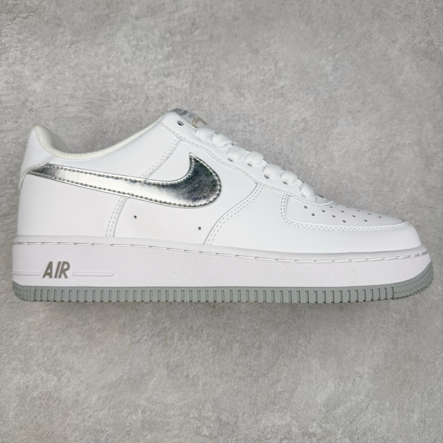 ＃XT纯原 NK Air Force 1´07 Low 空军一号低帮百搭休闲运动板鞋 DZ6755-100 顶级批次 2022全新楦头鞋型 鱼鳞大底 历时开发三个月 清洁度完美 二维码鞋标 内置芯片及solo气垫 大底高度及其弧度依照正品 钢印 logo刺绣 鞋口弧度 鞋头长度 鞋面冲孔 鞋垫背胶及钢印 完美鞋型对比正品 每一处都是细节满满 柔软、弹性十足的缓震性能和出色的中底设计 横跨复古与现代的外型结合 造就出风靡全球 三十多年的Force 1 直到今天还深受青睐 实拍调校N版已经零色差零失真 百分百还原实物色彩所见即所得 不存在货不对板色差等低级问题 选购参考实物拍摄 不混卖不参货 只用心做好货严格选品 承诺混一赔十 尺码：36 36.5 37.5 38 38.5 39 40 40.5 41 42 42.5 43 44 44.5 45-选品中心