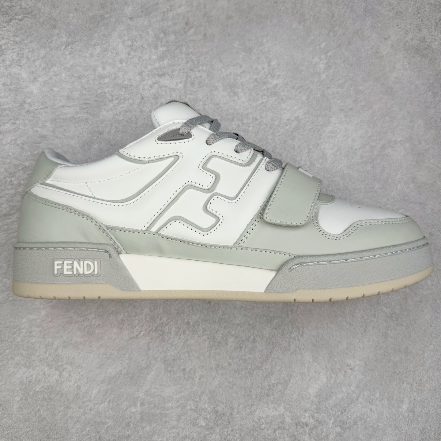 图片[7]-＃纯原 FENDI 芬迪 Match sneaters 魔术贴低帮运动鞋 独家定制 全身20几个细节点全部做到一致还原 吊打市面所有版本 独家原装套装配件官方同源 渠道原装订单 全套专柜包装物及配件#鞋底嵌入核心防伪芯片感应装置 FENDI芬迪match最新爆款情侣款运动鞋板鞋原版购入 高工艺无缝细空胶技术 贴楦误差0.05mm,鞋底采用固特异内外锁死工艺 最大限度弯折永不开胶 原鞋一致效果环保无味 鞋面采用麂皮和皮革拼接组合 logo内里采用毛巾绒里 上脚超级柔软 轻便 舒适搭配卫衣 尺码：35 36 37 38 39 40 41 42 43 44 45-选品中心